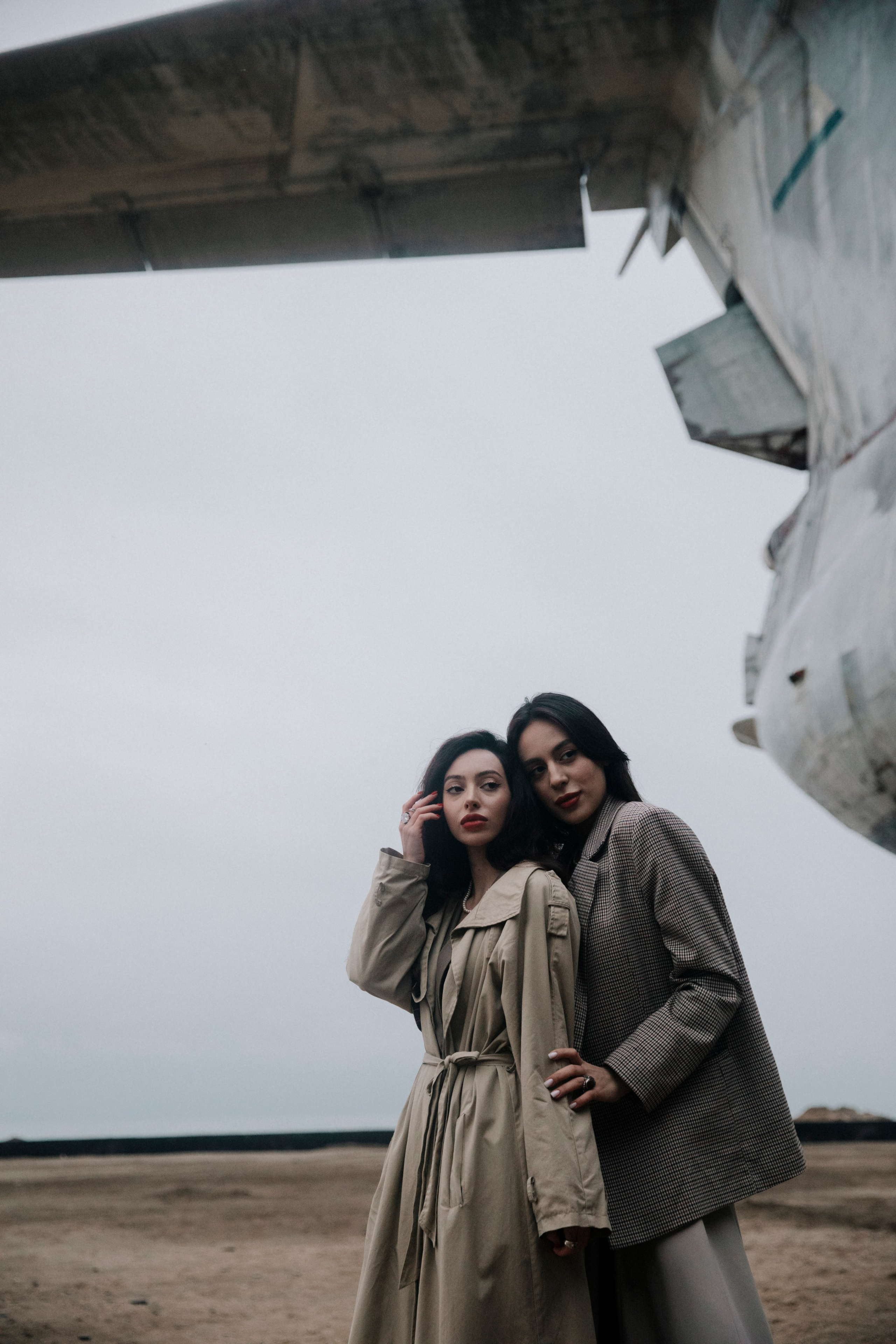 Фотосессия в пасмурную погоду, фотосессия в горах, фотосессия на пляже, фотосессия в туман, фотосессия у моря, фотосессия в стиле авиатор, авиатор, фотосессия Дагестан, Дагестан, мафия, женщины, дамы, леди, зонт, мрачная погода, фотосессия Лунь, Лунь, экраноплан, фотосессия с экранопланом Лунь