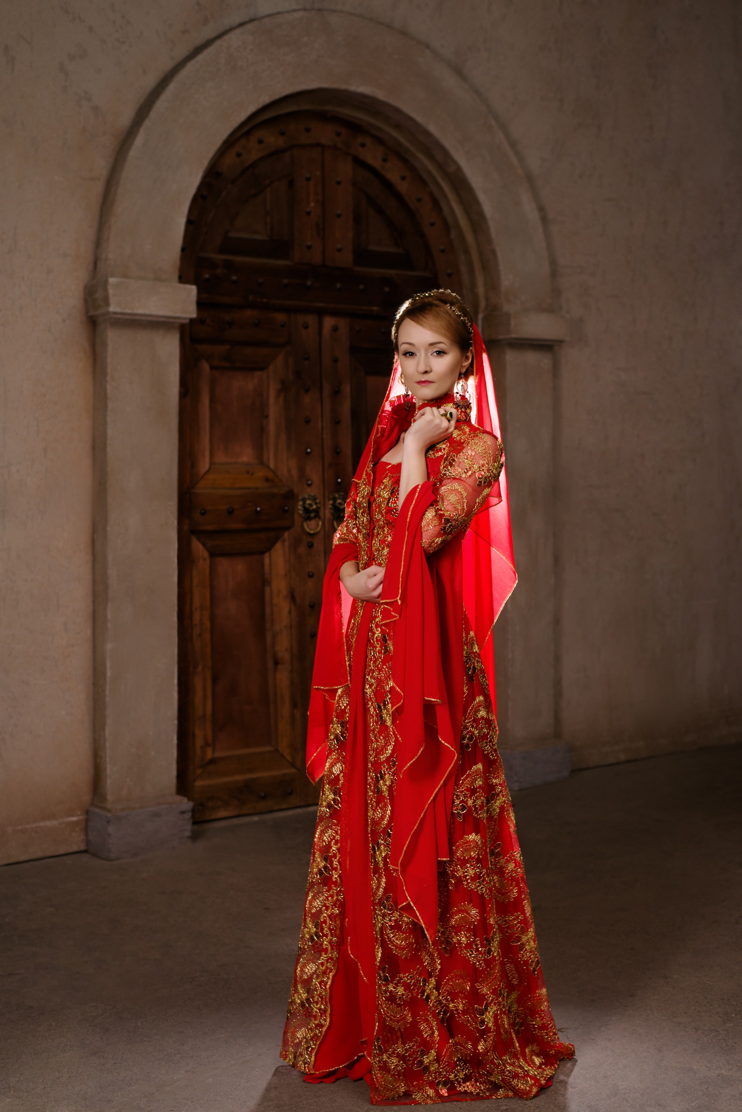Фотосессия в стиле хюррем султан. Девушка в красном средневековом костюме позирует в замке