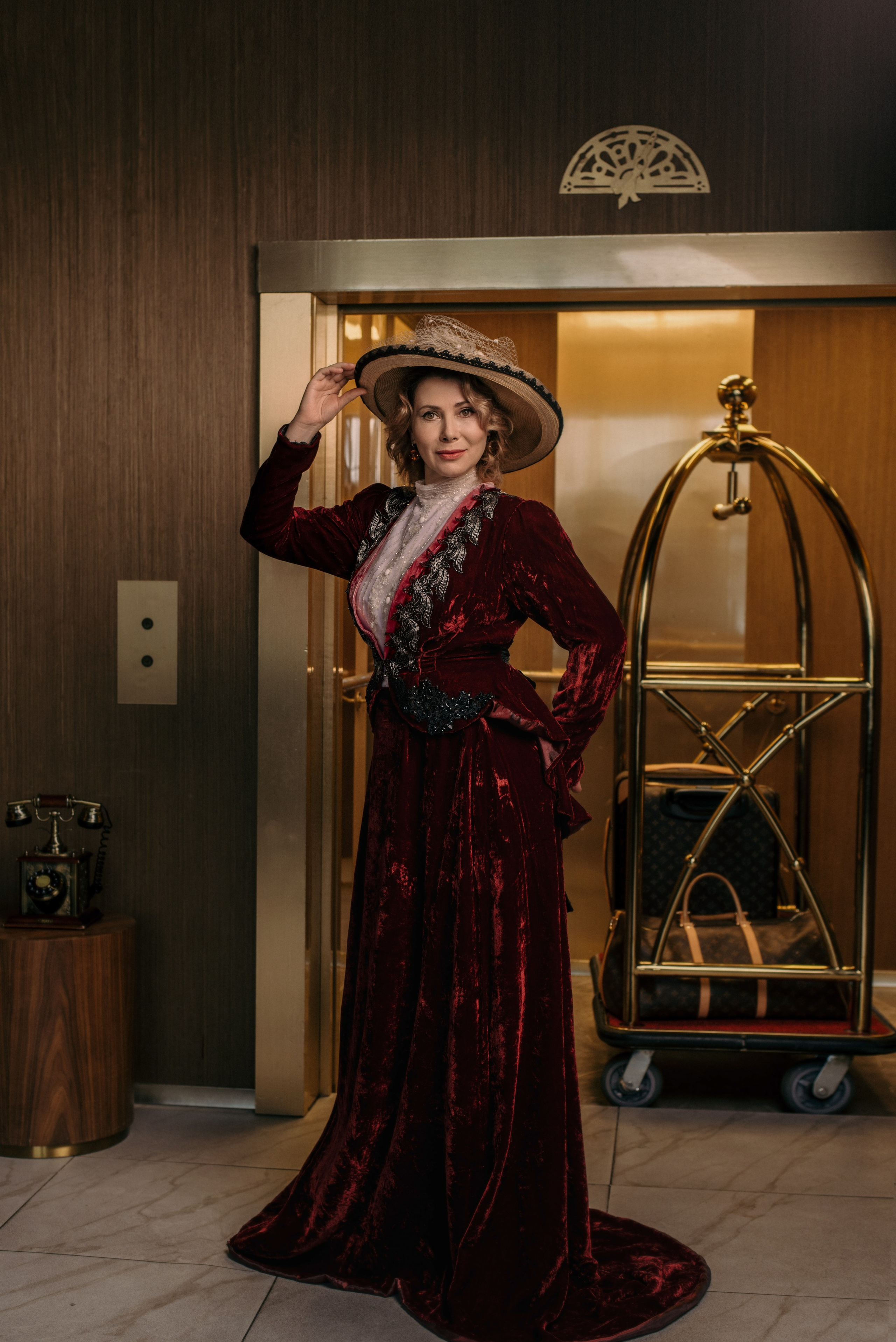 Женская фотосессия в дорожном костюме начала XX века