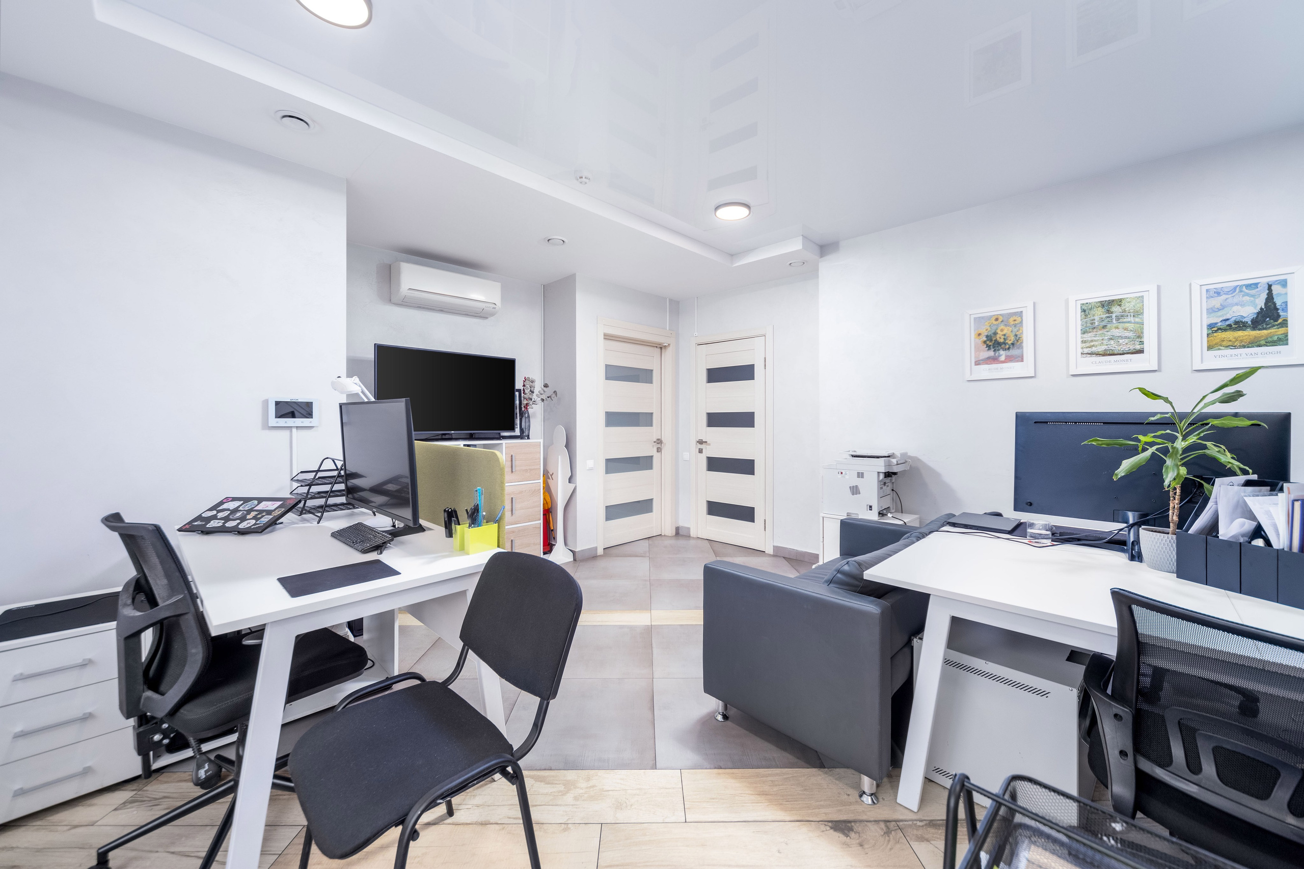 Клиентская зона с ТВ в офисе страховой компании в Минске