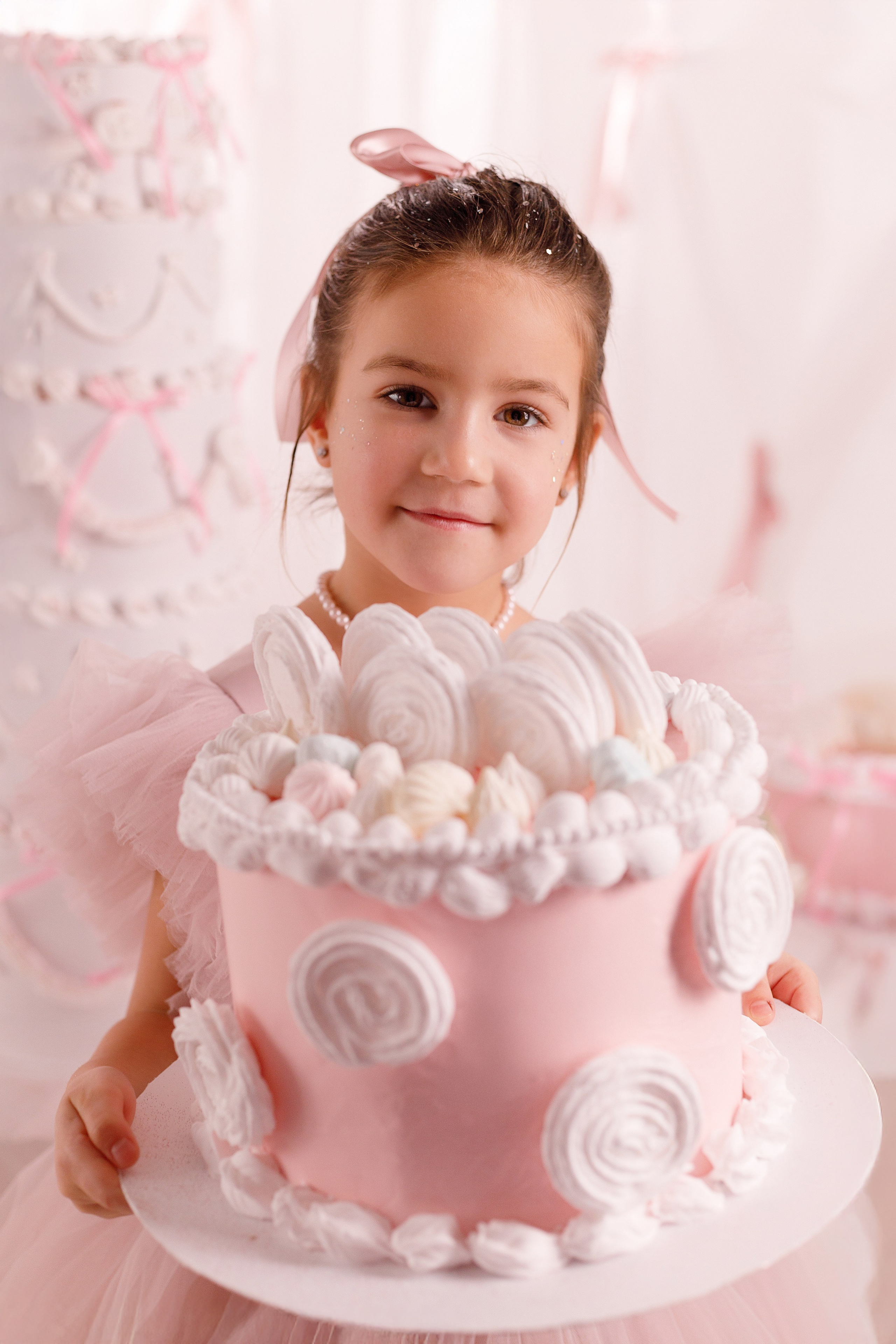 Фотосессия на День Рождения для девочек — сладкий праздник в сказочных декорациях. Детский студийный фотограф Сочи