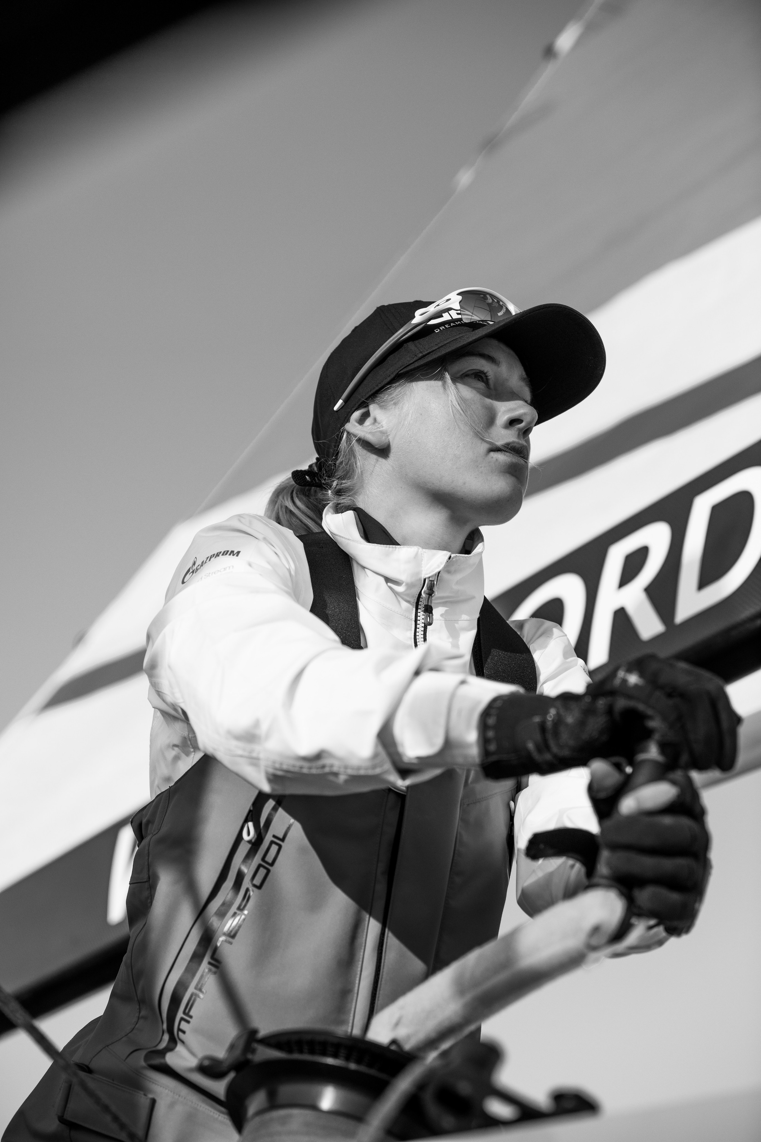 Финская яхтсменка настраивает паруса. Фото с борта яхты.