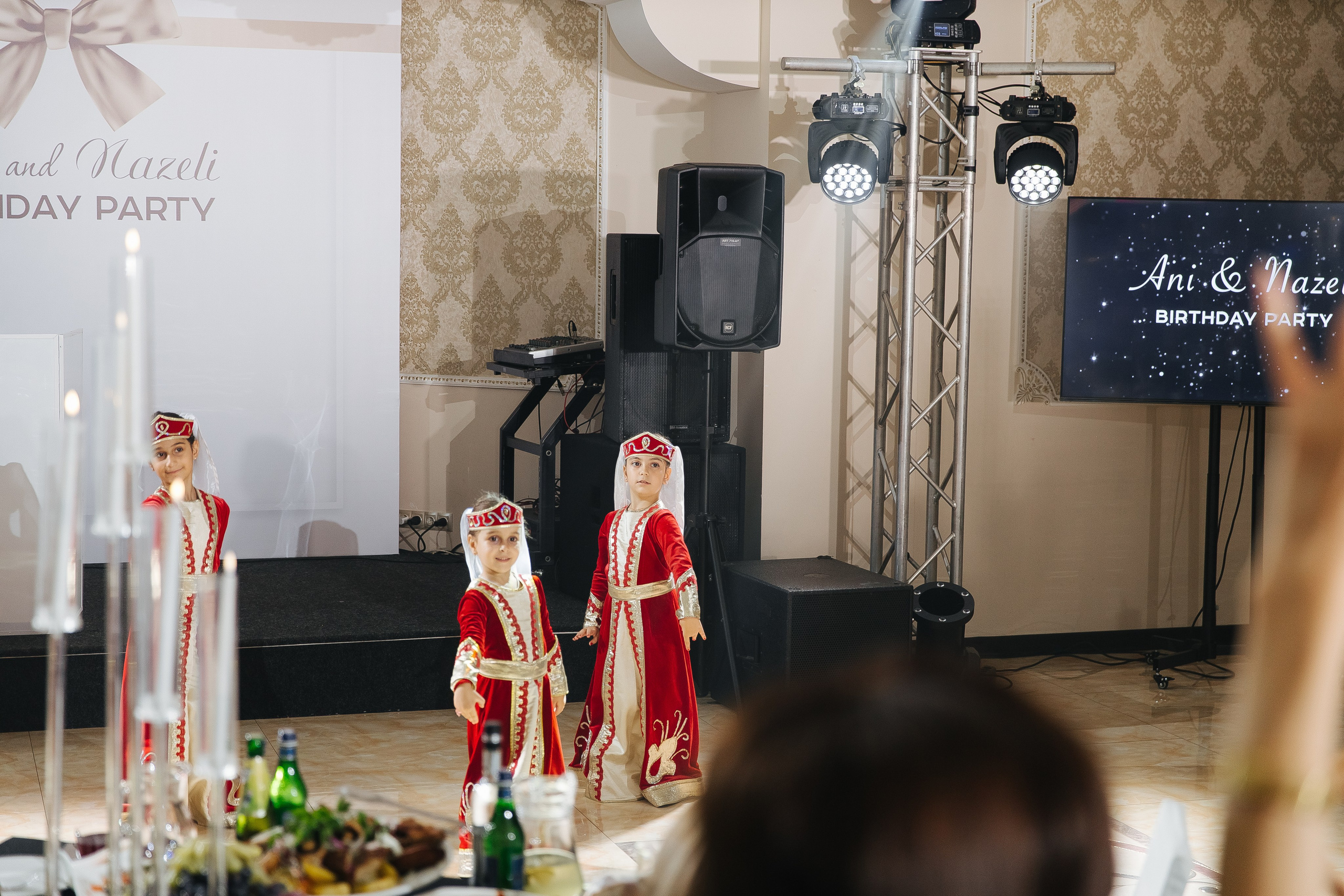 Ани и Назели. 35&5 День рождения, «Янтарь». Фотограф в Красноярске Надежда Воскресенская