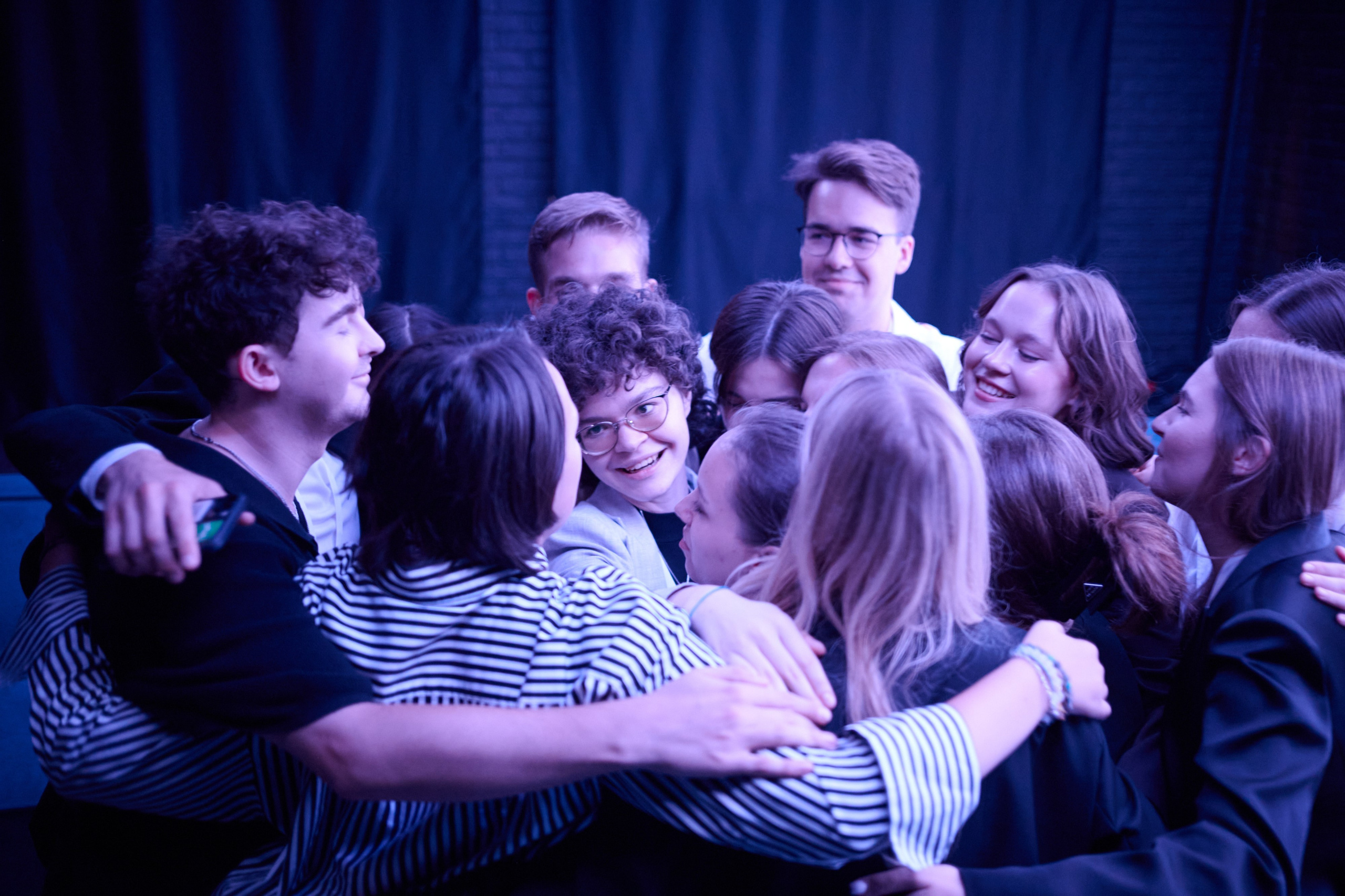 Участники мероприятия обнимаются