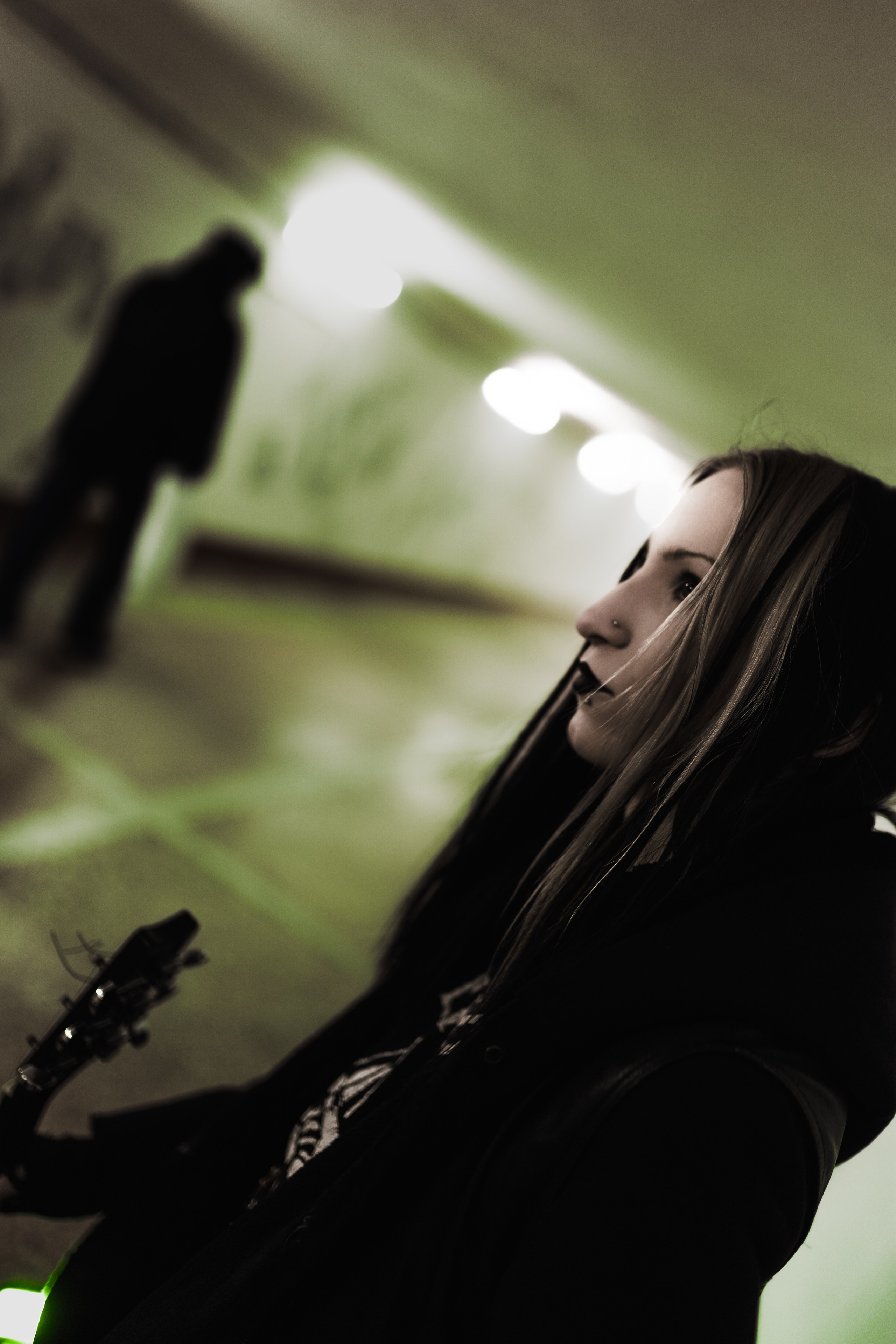 фотосессия девушки музыканта в переходе ростов