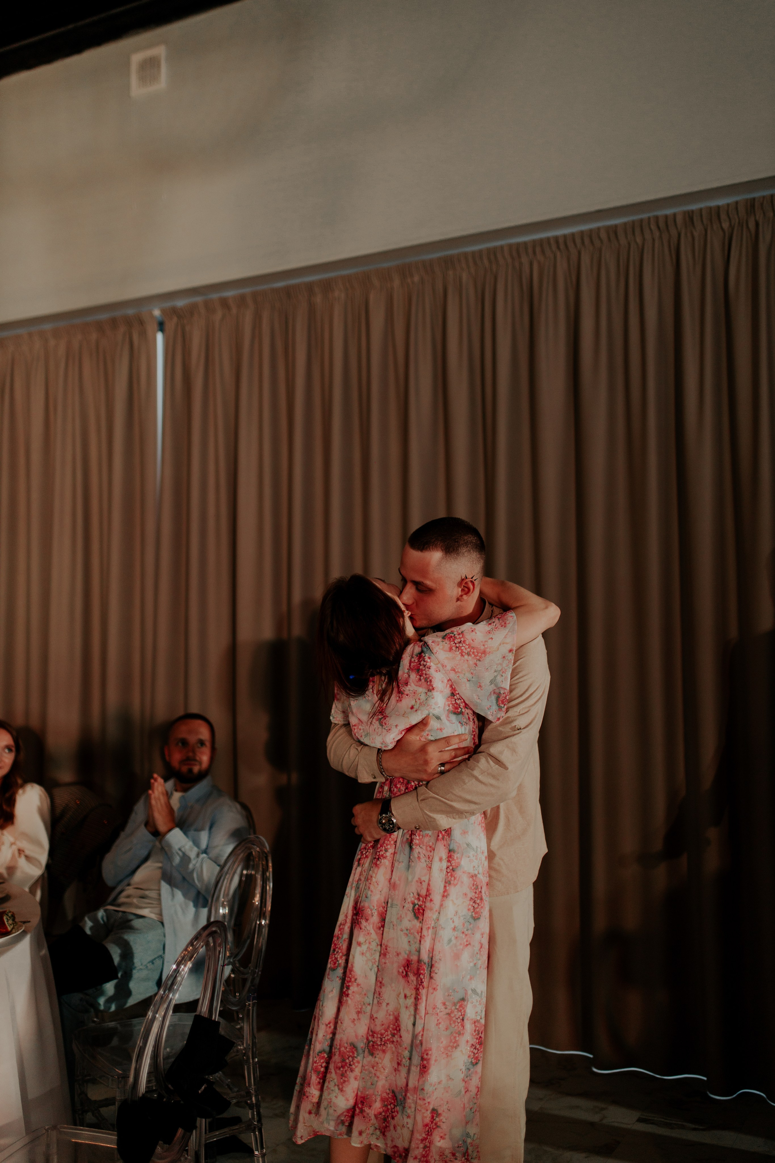 Друзья танцуют первый танец на свадебном банкете — атмосфера любви