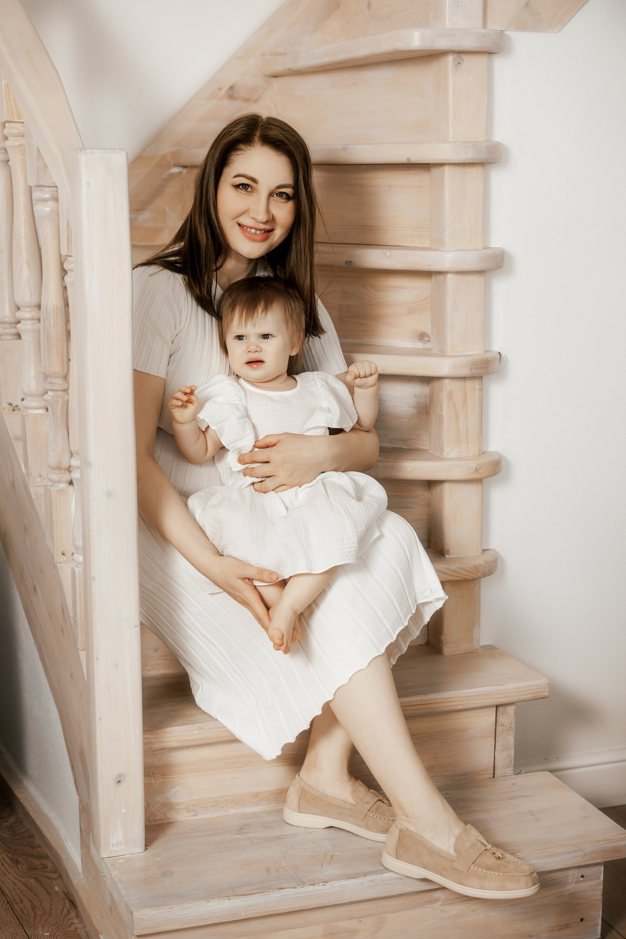 Семейная фотосессия для семьи с девочками близнецами на годик одежда в светлых тонах светлая бежевая студия в Москве теплые тона