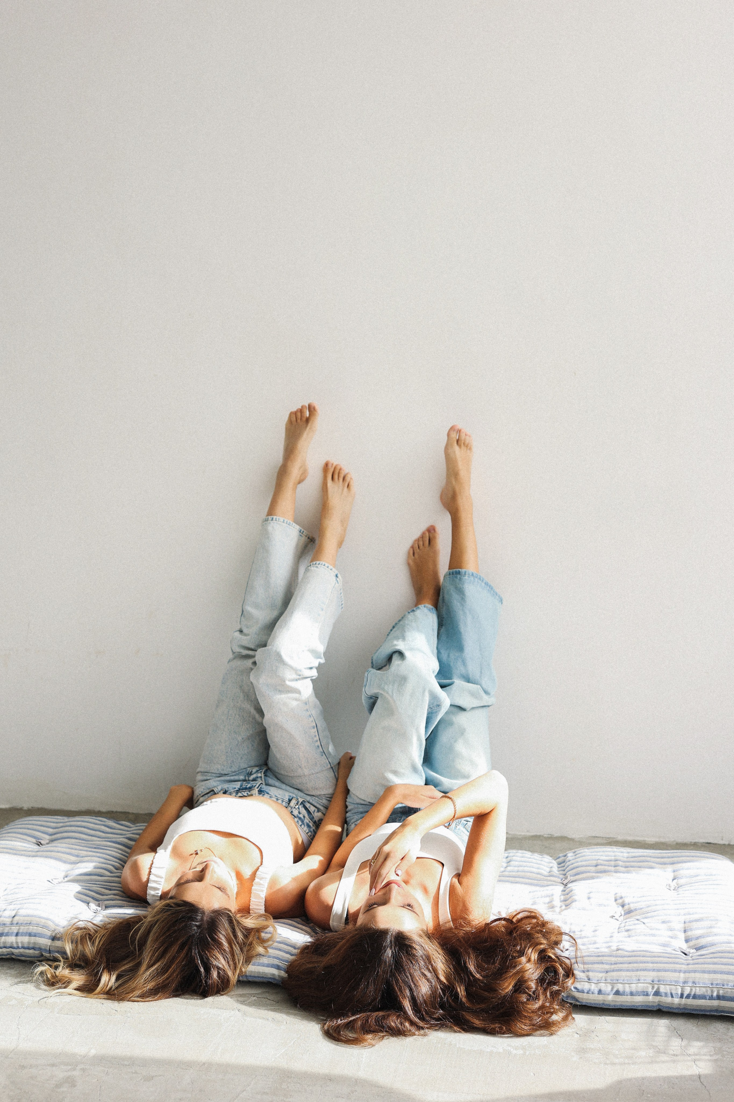 Аня и Юля. Контакты