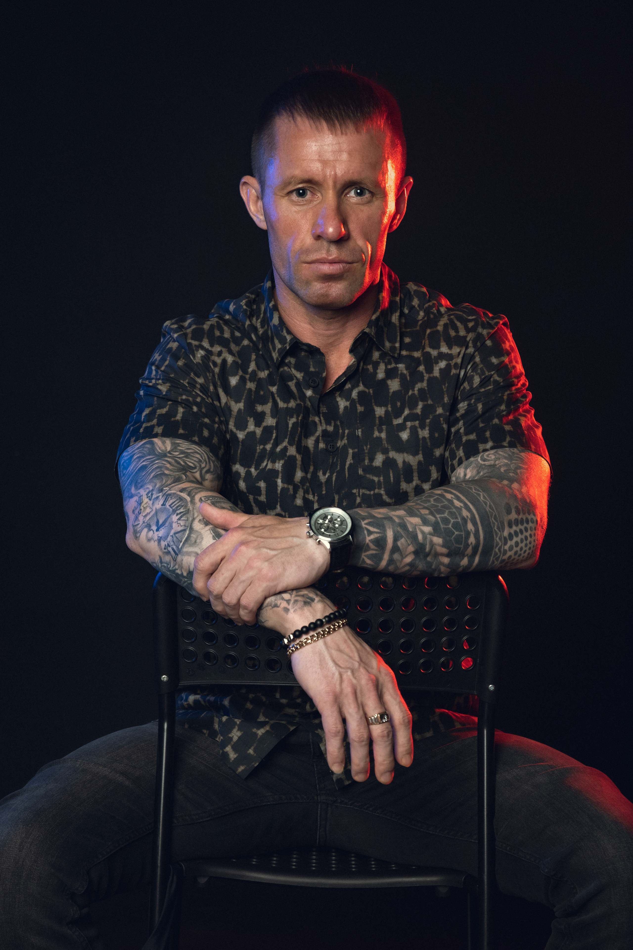 Сергей. Фотосессия в студии с неоновым светом. Фотосессия в Спб в студии, фотограф Панютина Марина