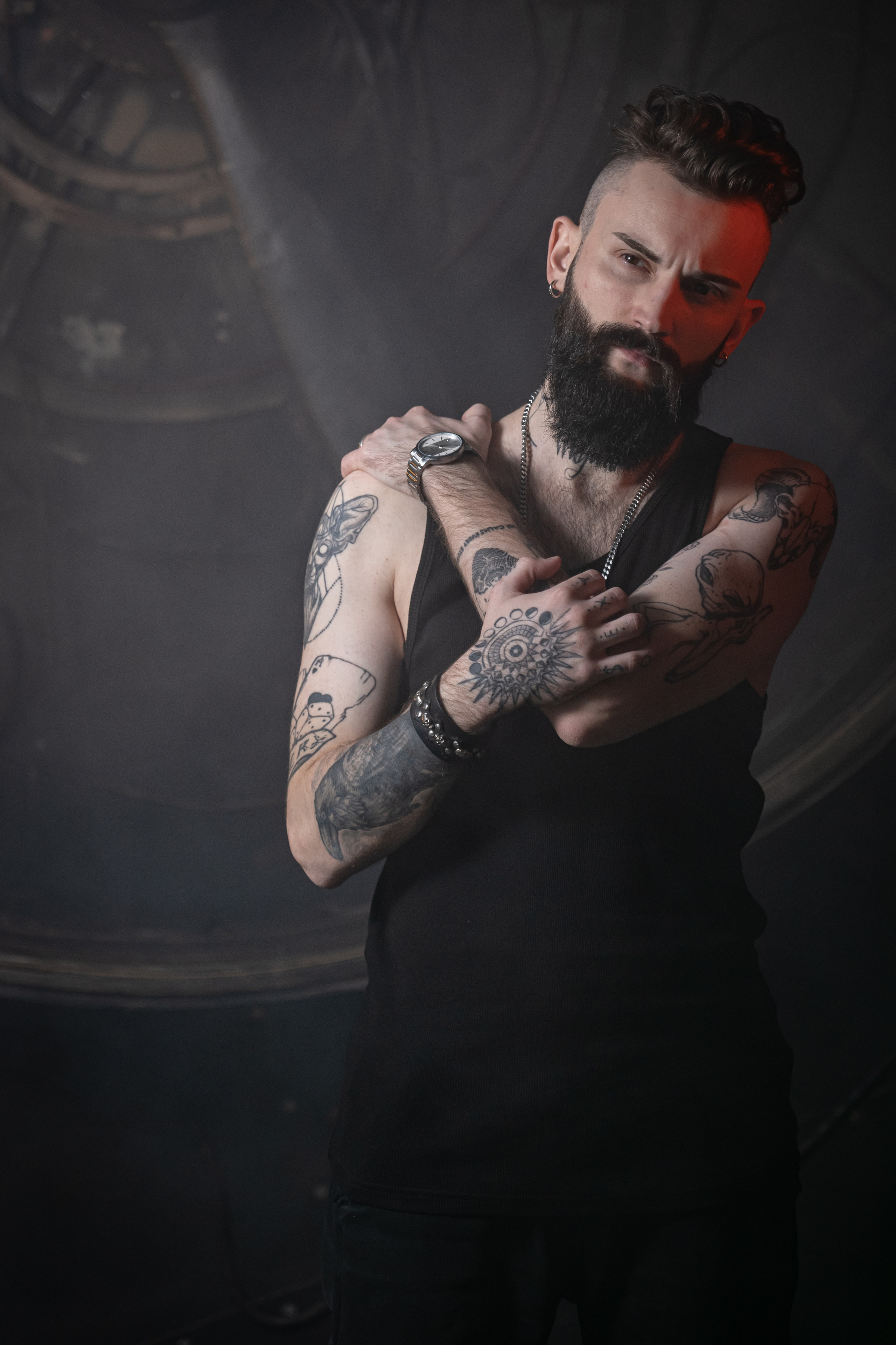 Кирилл. Мужской портрет в темном зале. Фотосессия в Спб в студии, фотограф Панютина Марина