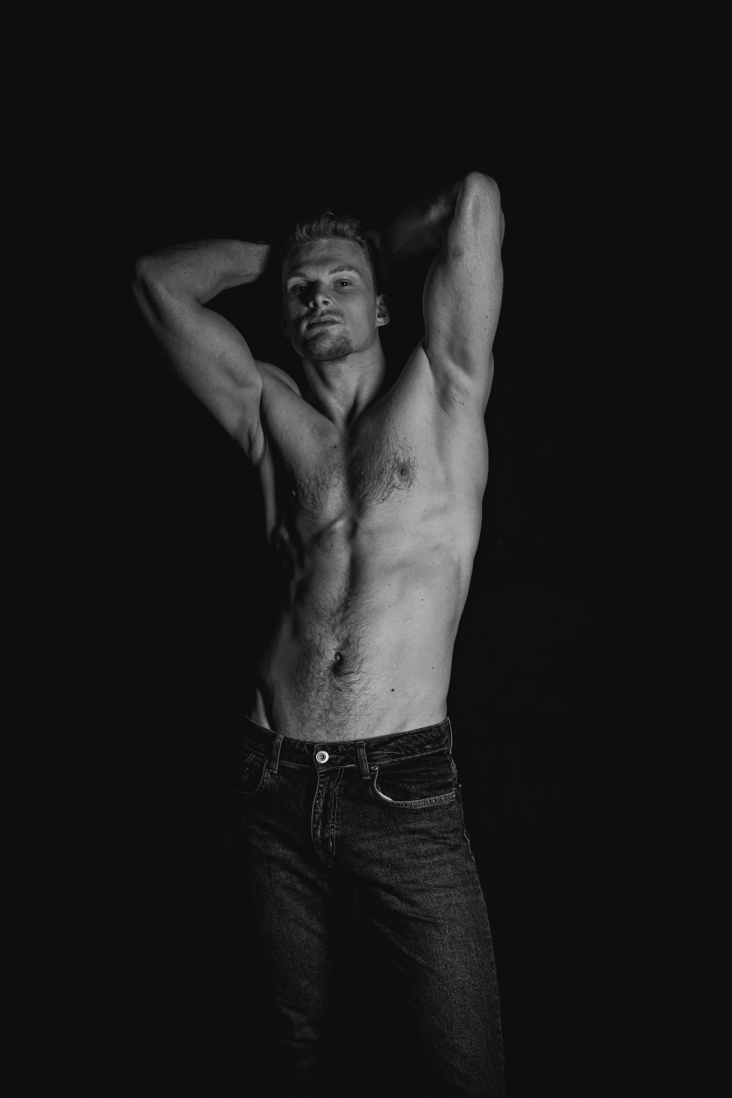 Никита. Мужская фотосессия на черном фоне. Фотосессия в Спб в студии, фотограф Панютина Марина