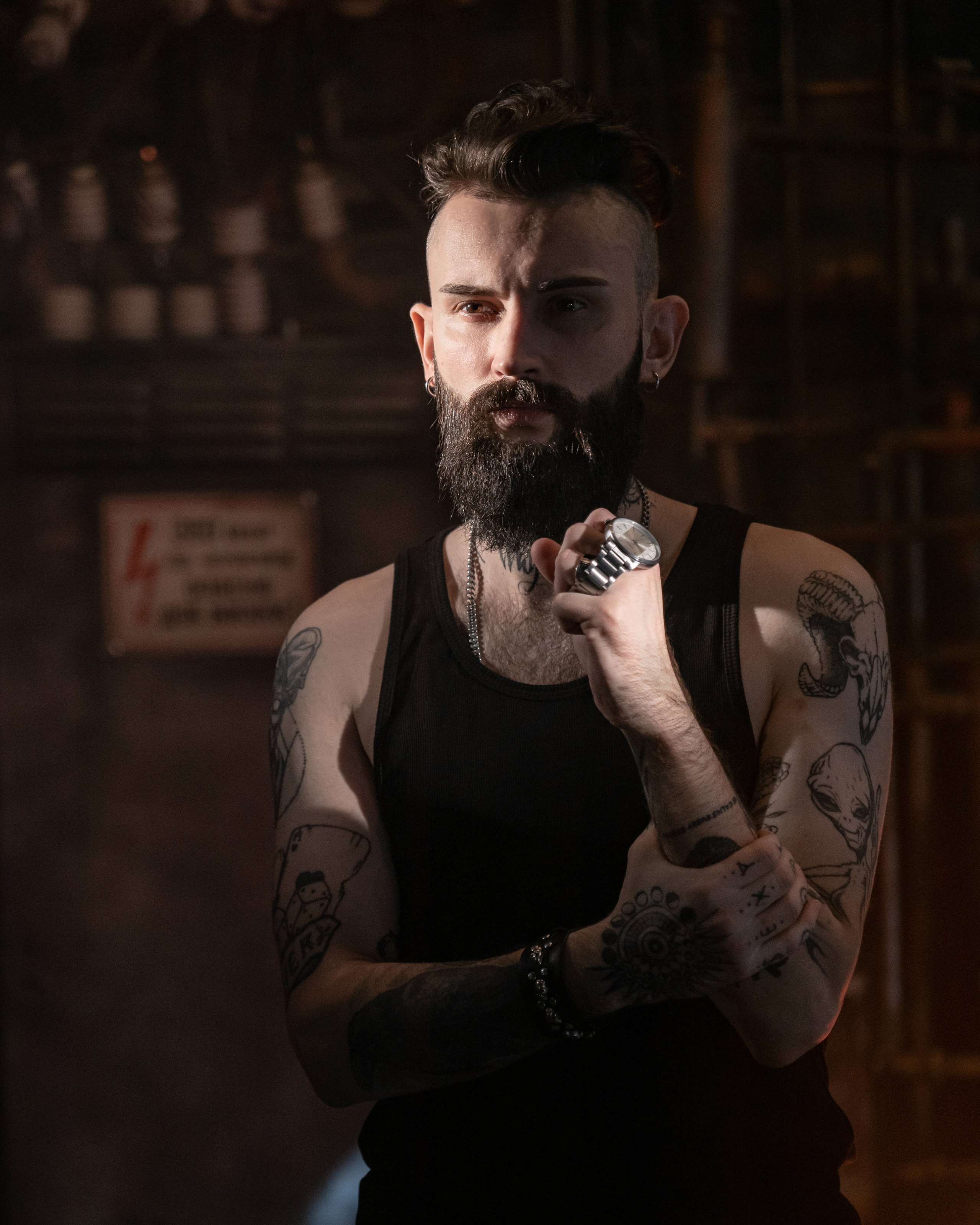 Кирилл. Мужской портрет в темном зале. Фотосессия в Спб в студии, фотограф Панютина Марина