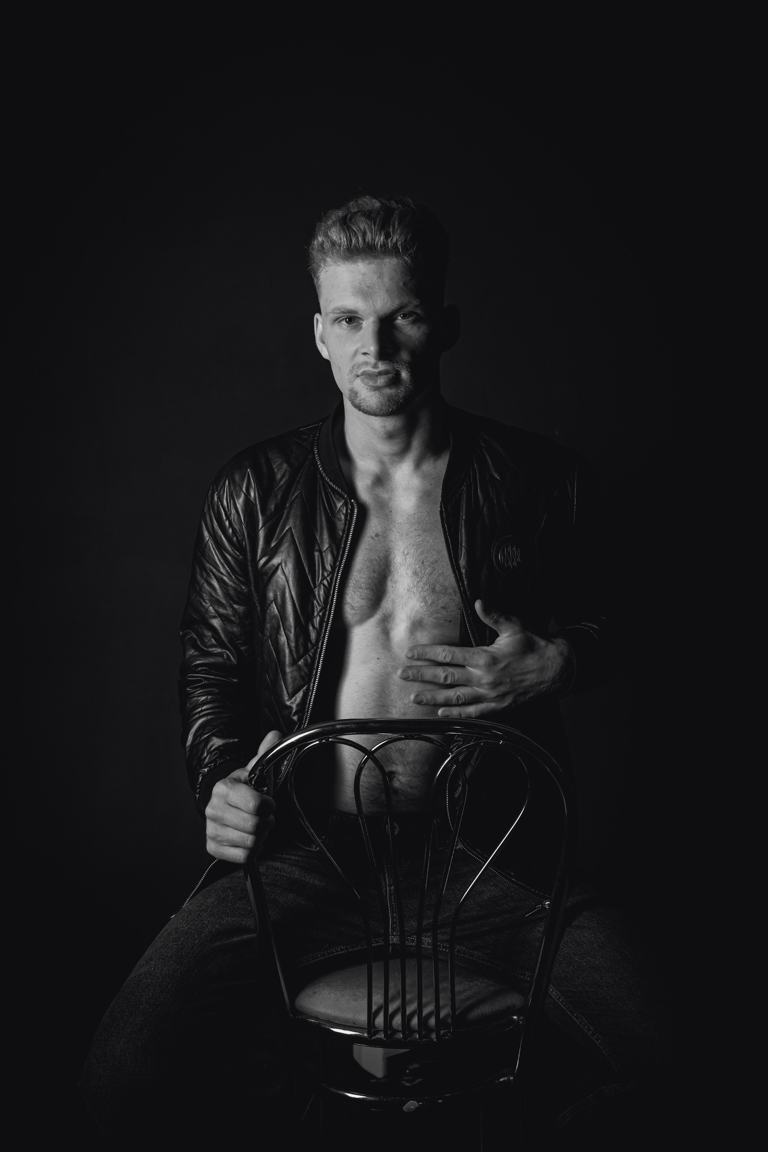 Никита. Мужская фотосессия на черном фоне. Фотосессия в Спб в студии, фотограф Панютина Марина