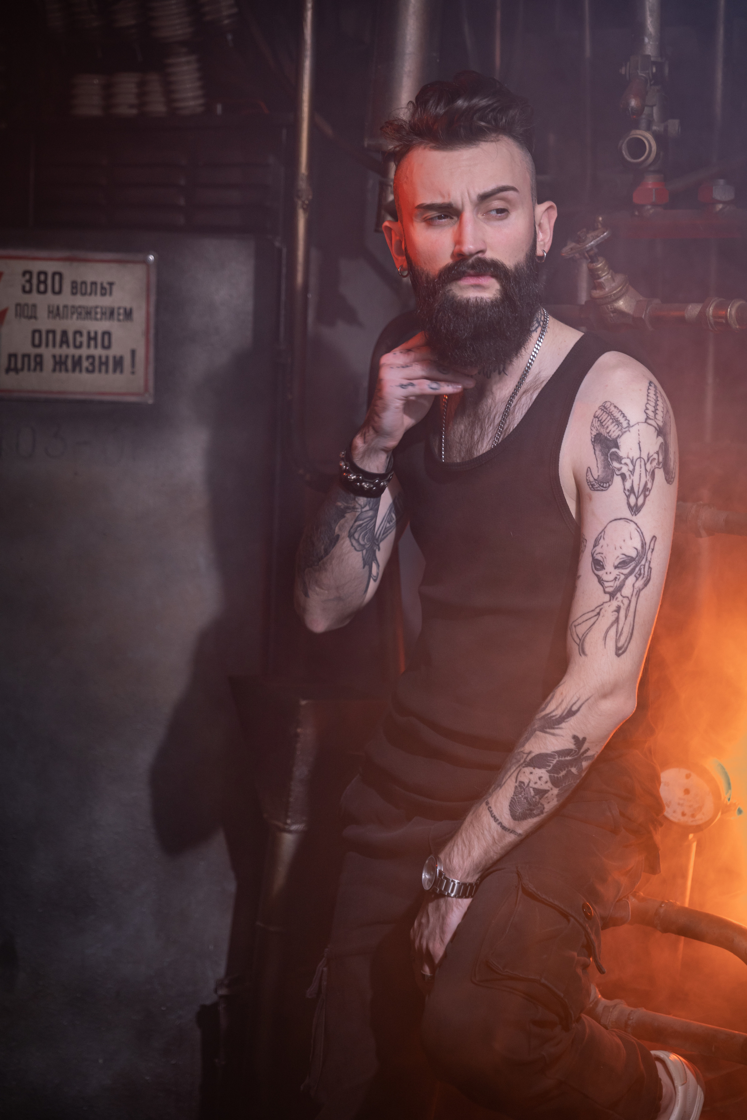 Кирилл. Мужской портрет в темном зале. Фотосессия в Спб в студии, фотограф Панютина Марина