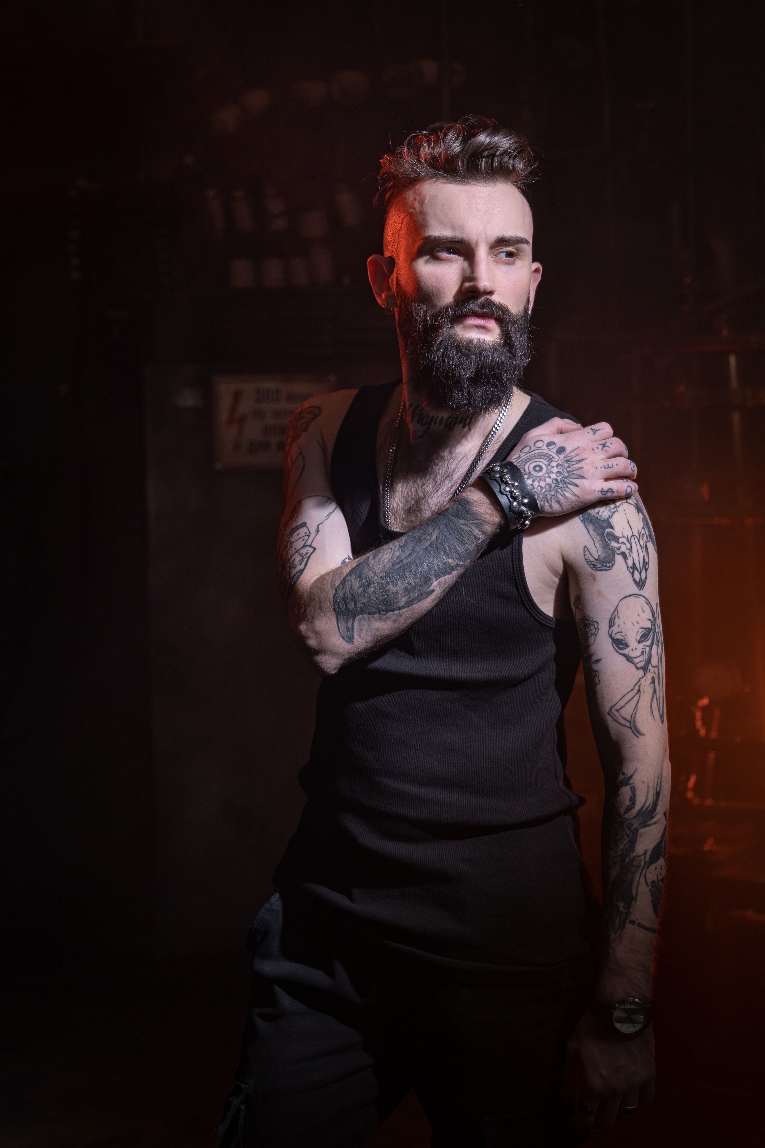 Кирилл. Мужской портрет в темном зале. Фотосессия в Спб в студии, фотограф Панютина Марина