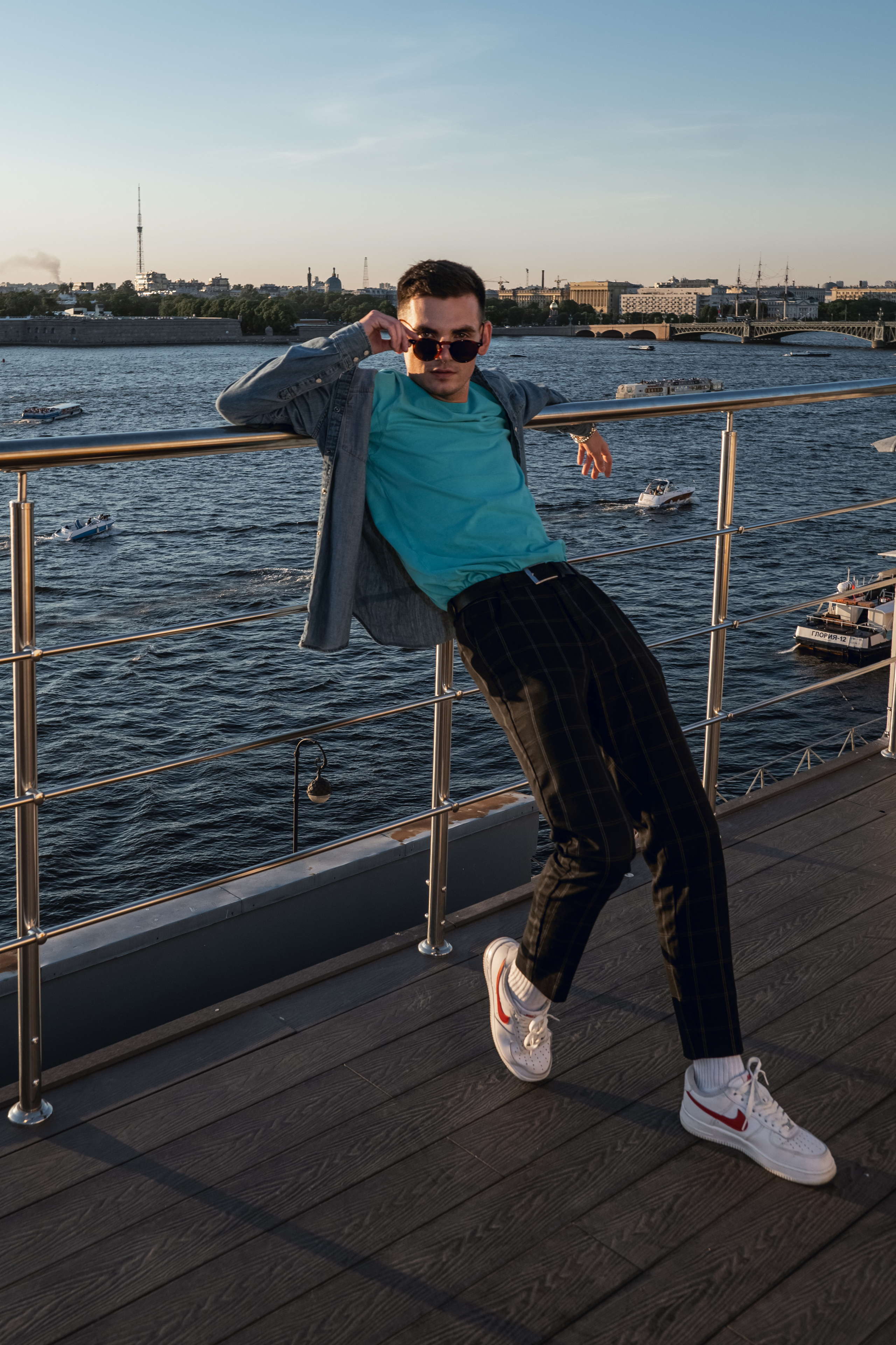 Вадим — крыши Спб на закате. Фотосессия в Спб в студии, фотограф Панютина Марина