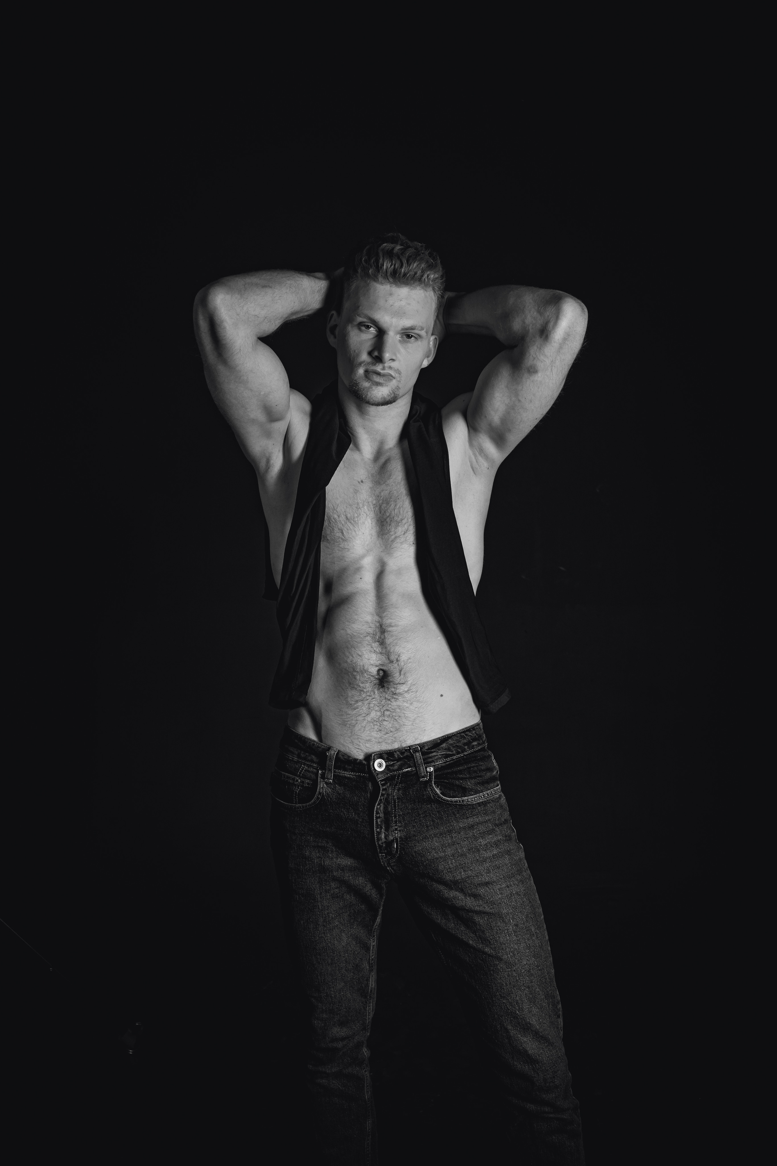 Никита. Мужская фотосессия на черном фоне. Фотосессия в Спб в студии, фотограф Панютина Марина