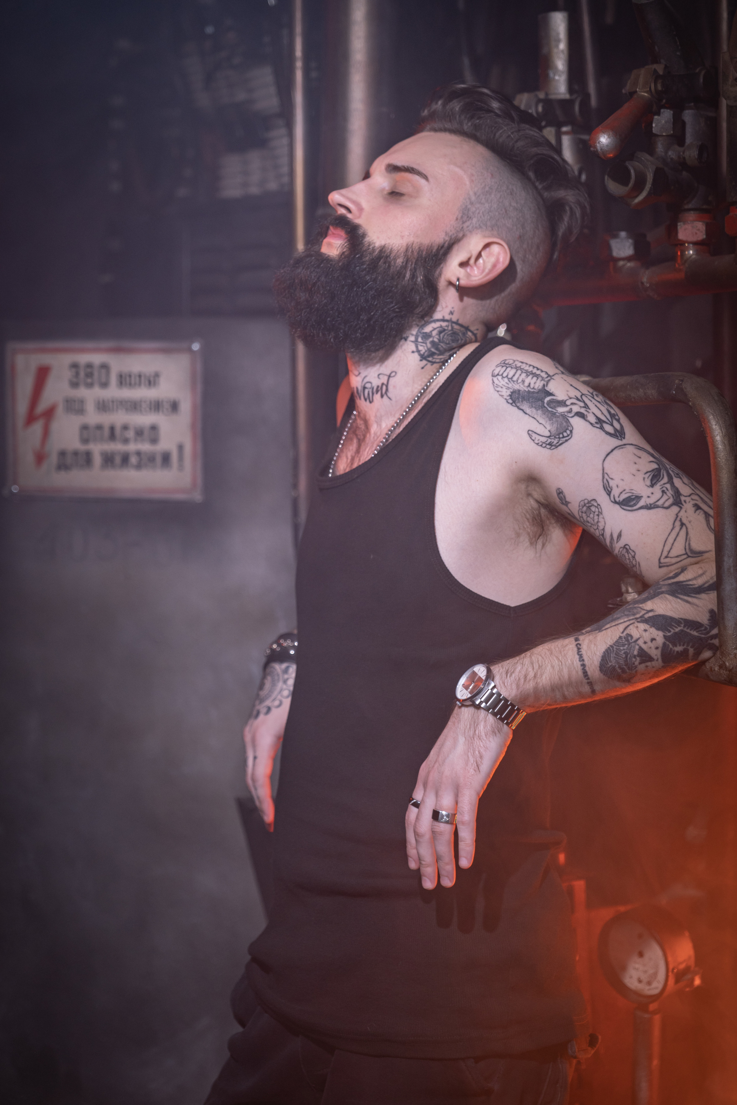 Кирилл. Мужской портрет в темном зале. Фотосессия в Спб в студии, фотограф Панютина Марина