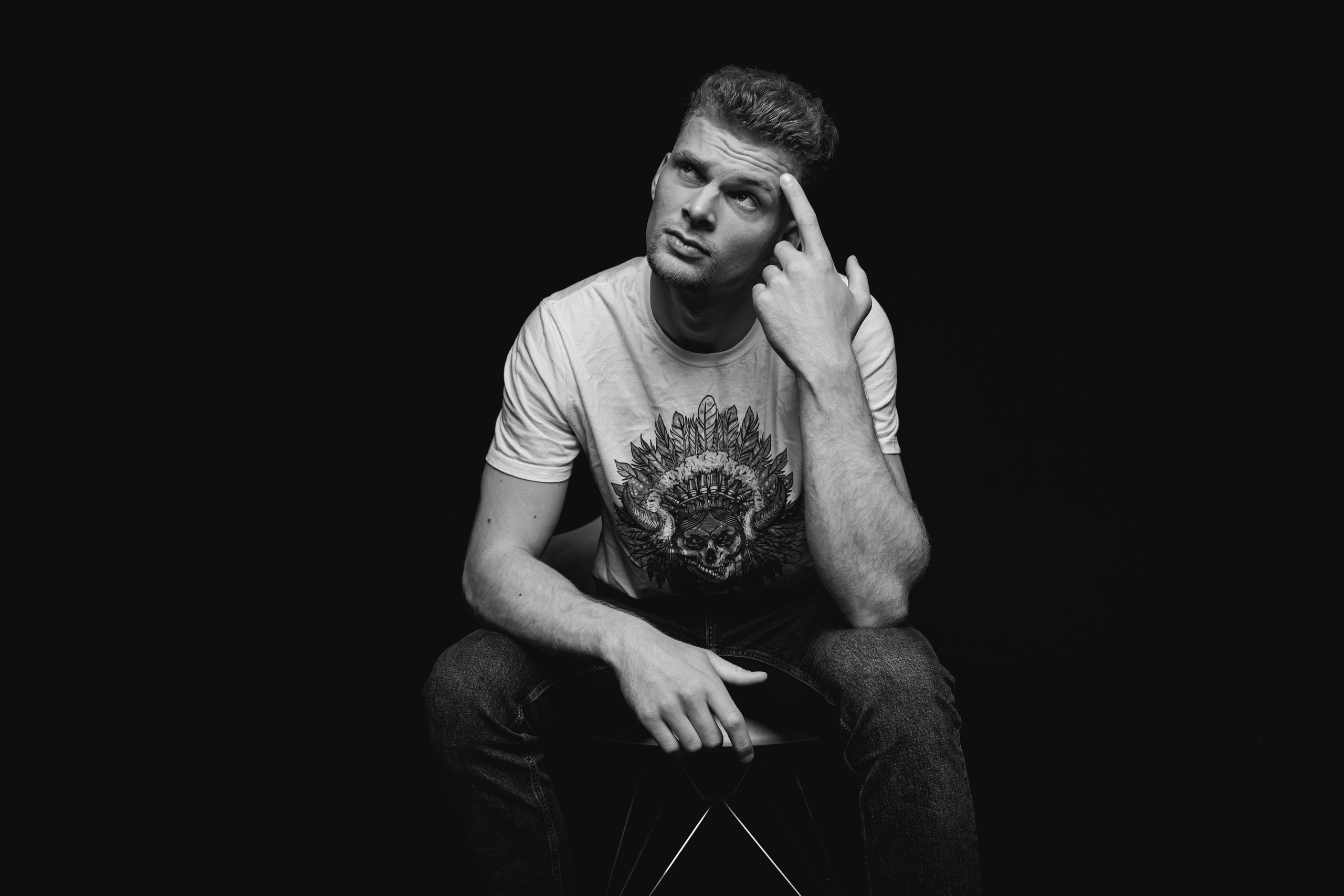 Никита. Мужская фотосессия на черном фоне. Фотосессия в Спб в студии, фотограф Панютина Марина