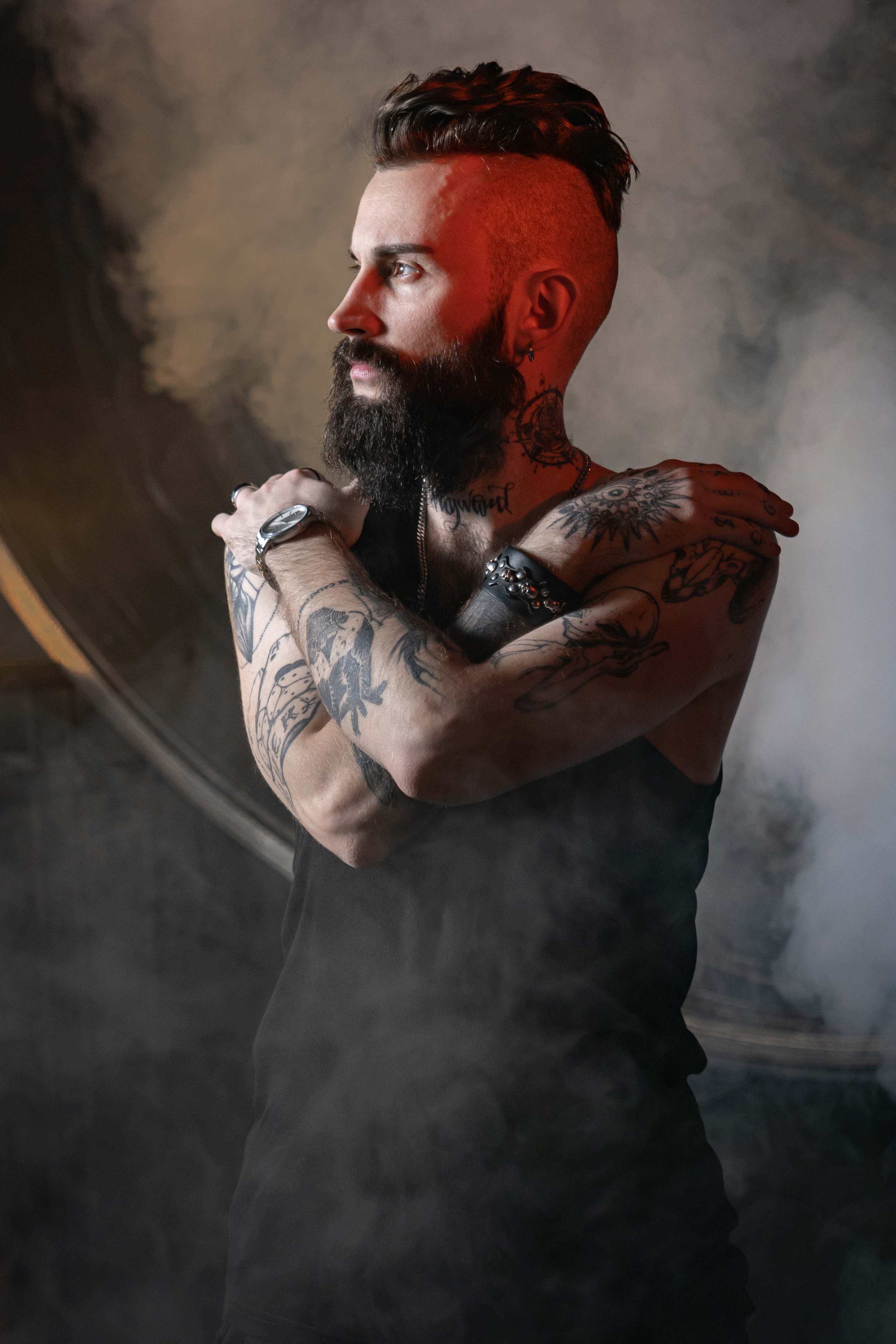 Кирилл. Мужской портрет в темном зале. Фотосессия в Спб в студии, фотограф Панютина Марина