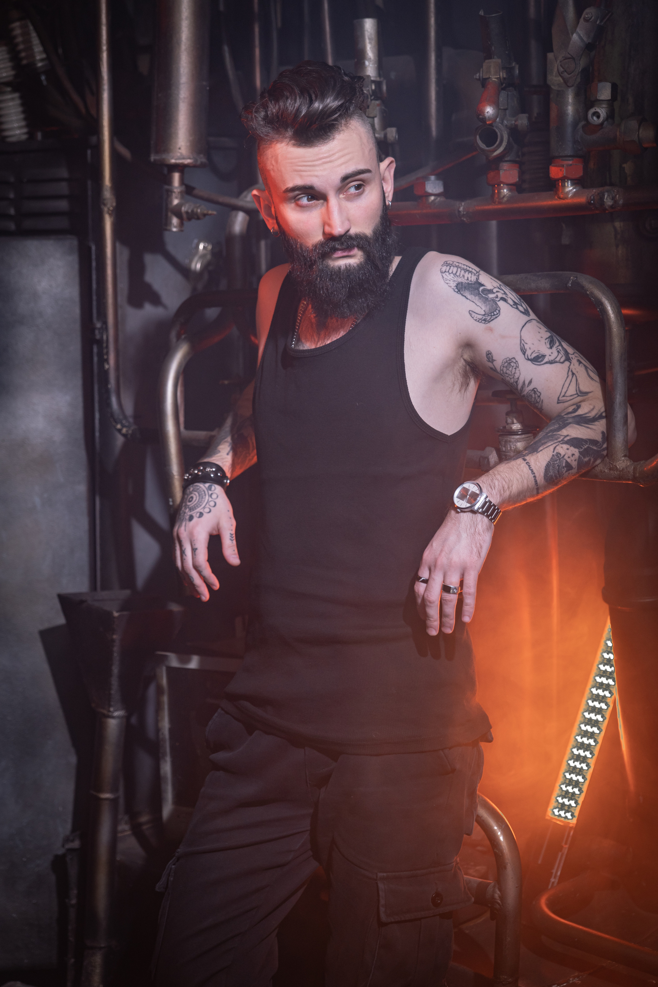 Кирилл. Мужской портрет в темном зале. Фотосессия в Спб в студии, фотограф Панютина Марина