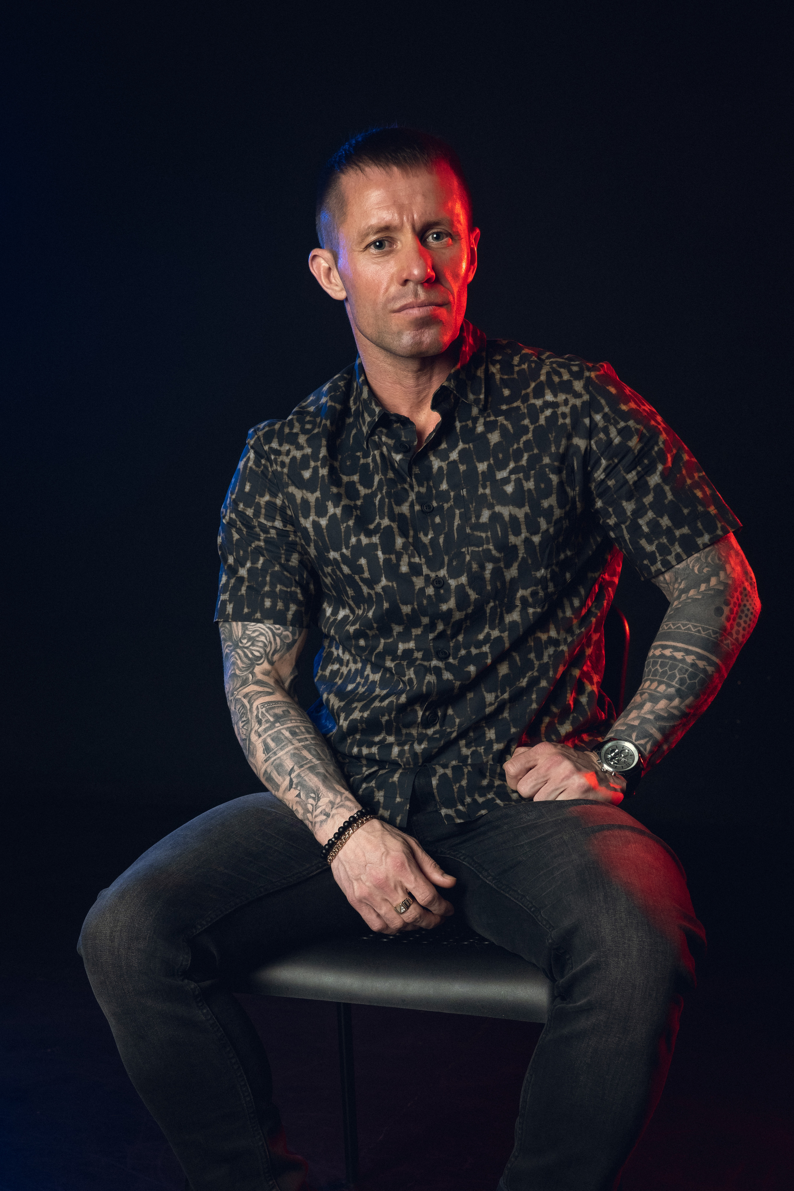 Сергей. Фотосессия в студии с неоновым светом. Фотосессия в Спб в студии, фотограф Панютина Марина