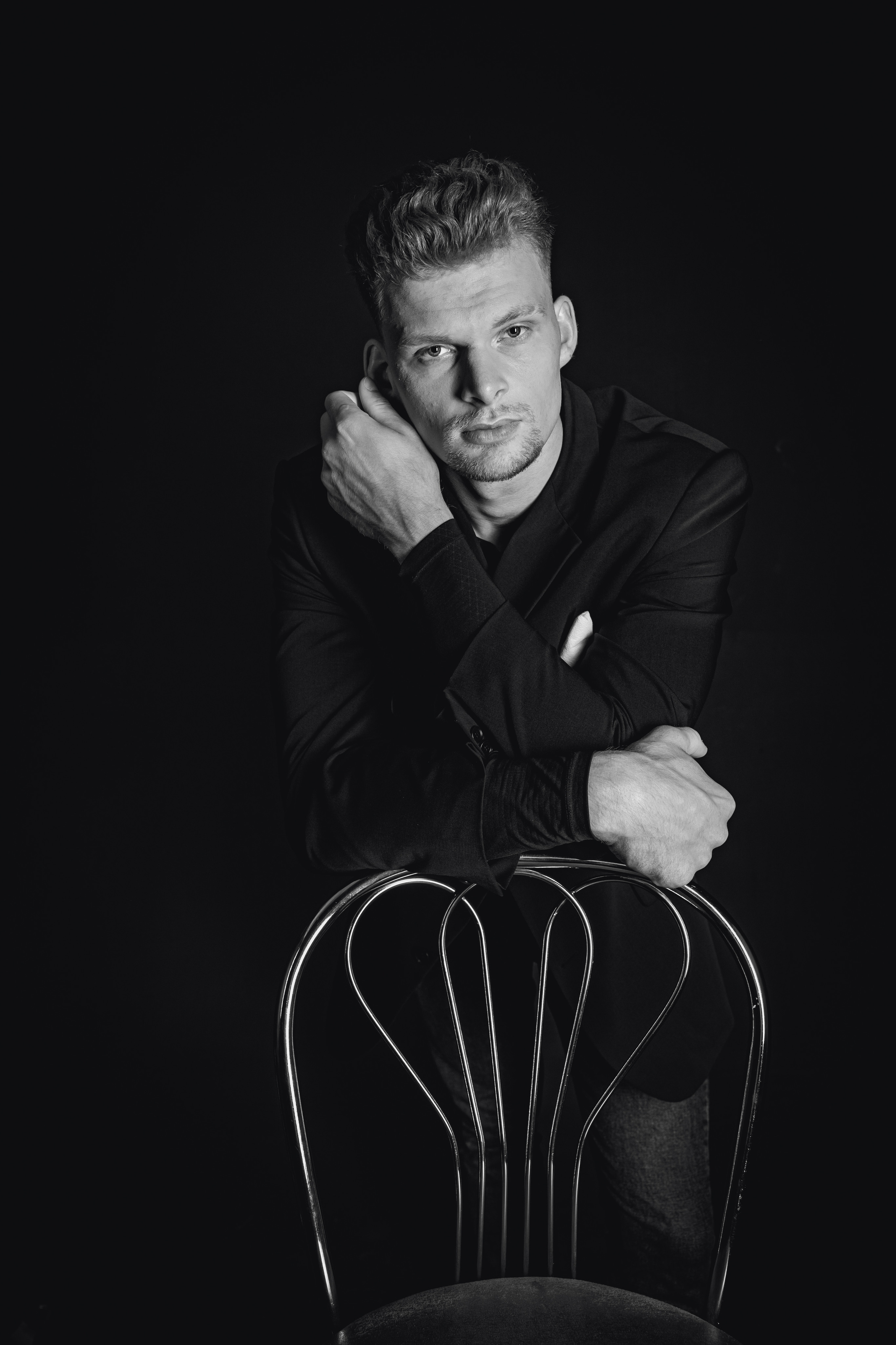 Никита. Мужская фотосессия на черном фоне. Фотосессия в Спб в студии, фотограф Панютина Марина