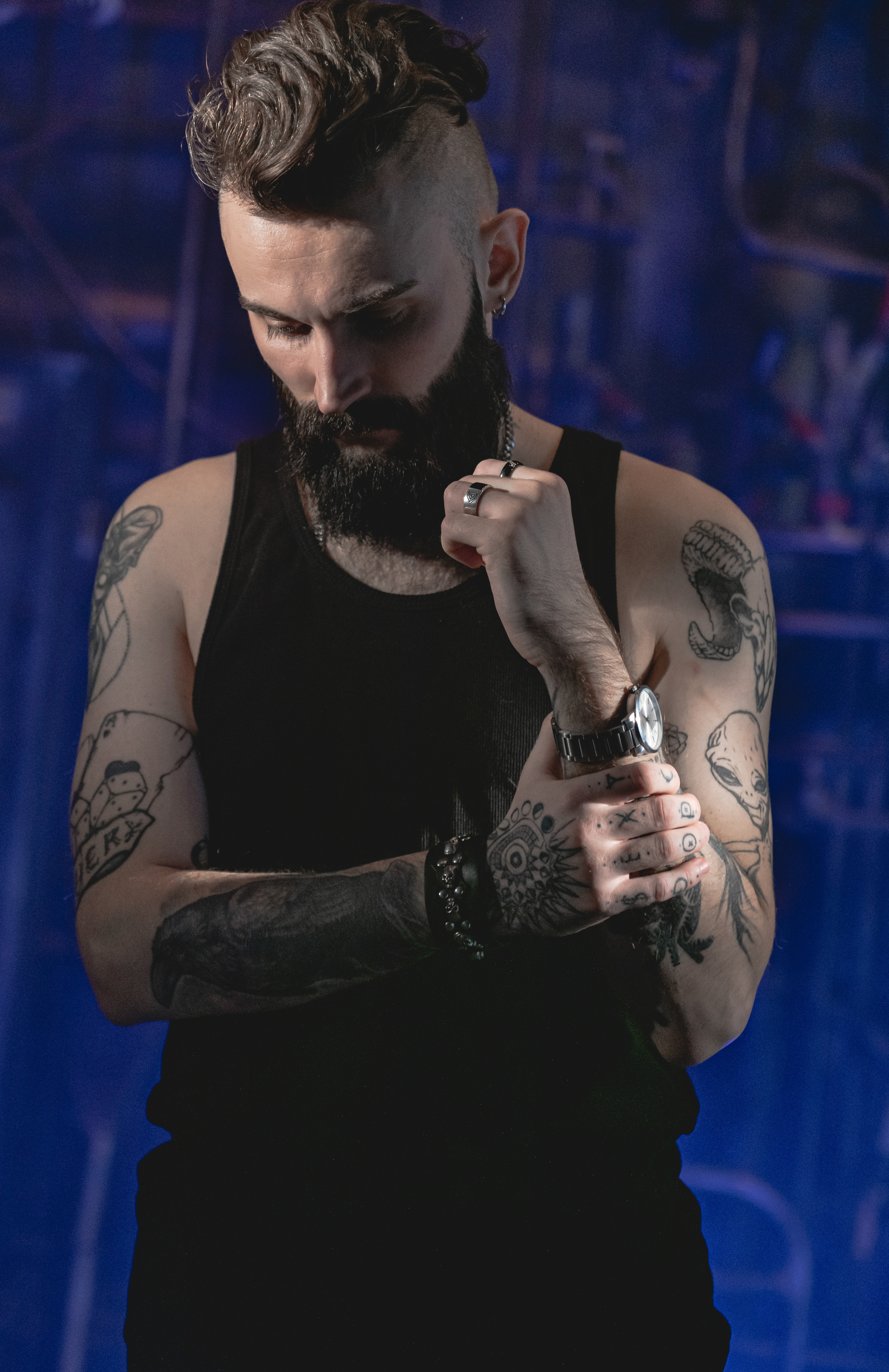 Кирилл. Мужской портрет в темном зале. Фотосессия в Спб в студии, фотограф Панютина Марина