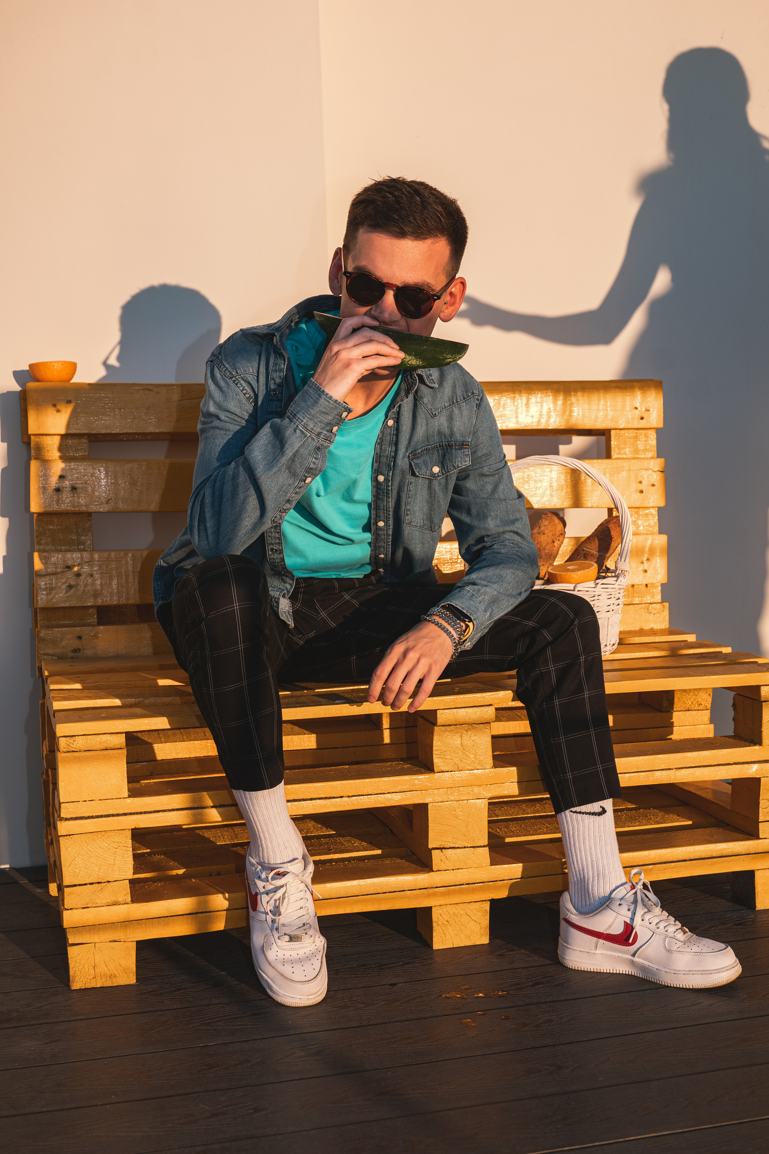 Вадим — крыши Спб на закате. Фотосессия в Спб в студии, фотограф Панютина Марина