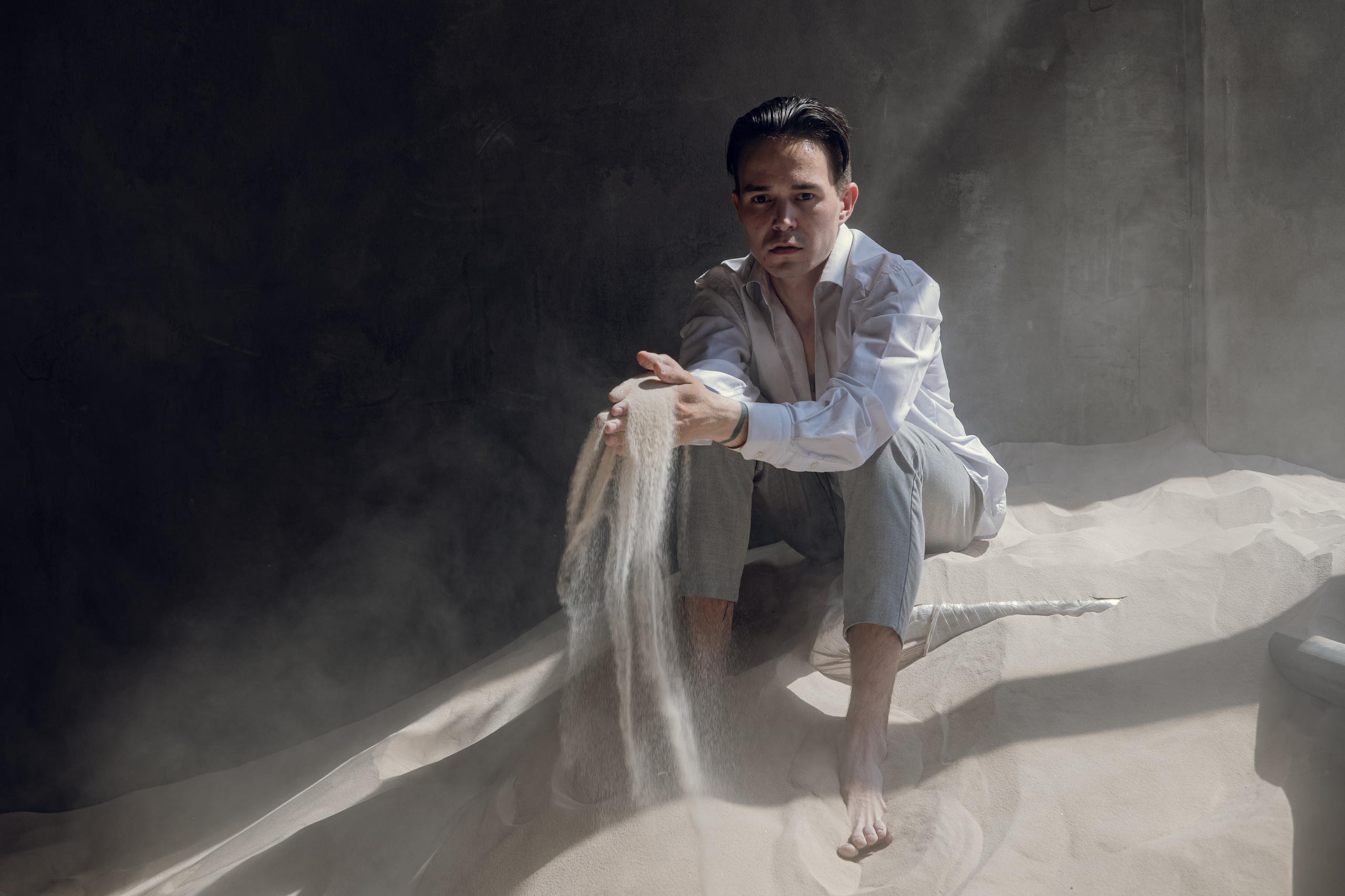 Егор. Фотостудия ЛОКАЦИЯ 223 — зал Песок. Фотосессия в Спб в студии, фотограф Панютина Марина