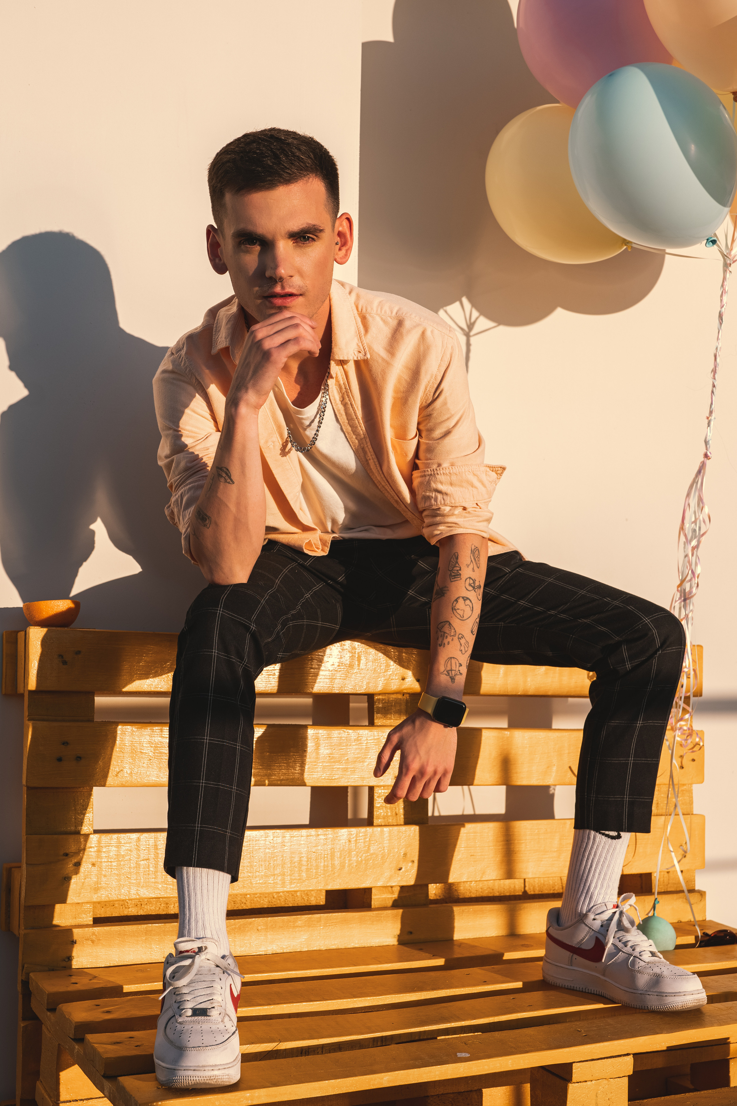 Вадим — крыши Спб на закате. Фотосессия в Спб в студии, фотограф Панютина Марина