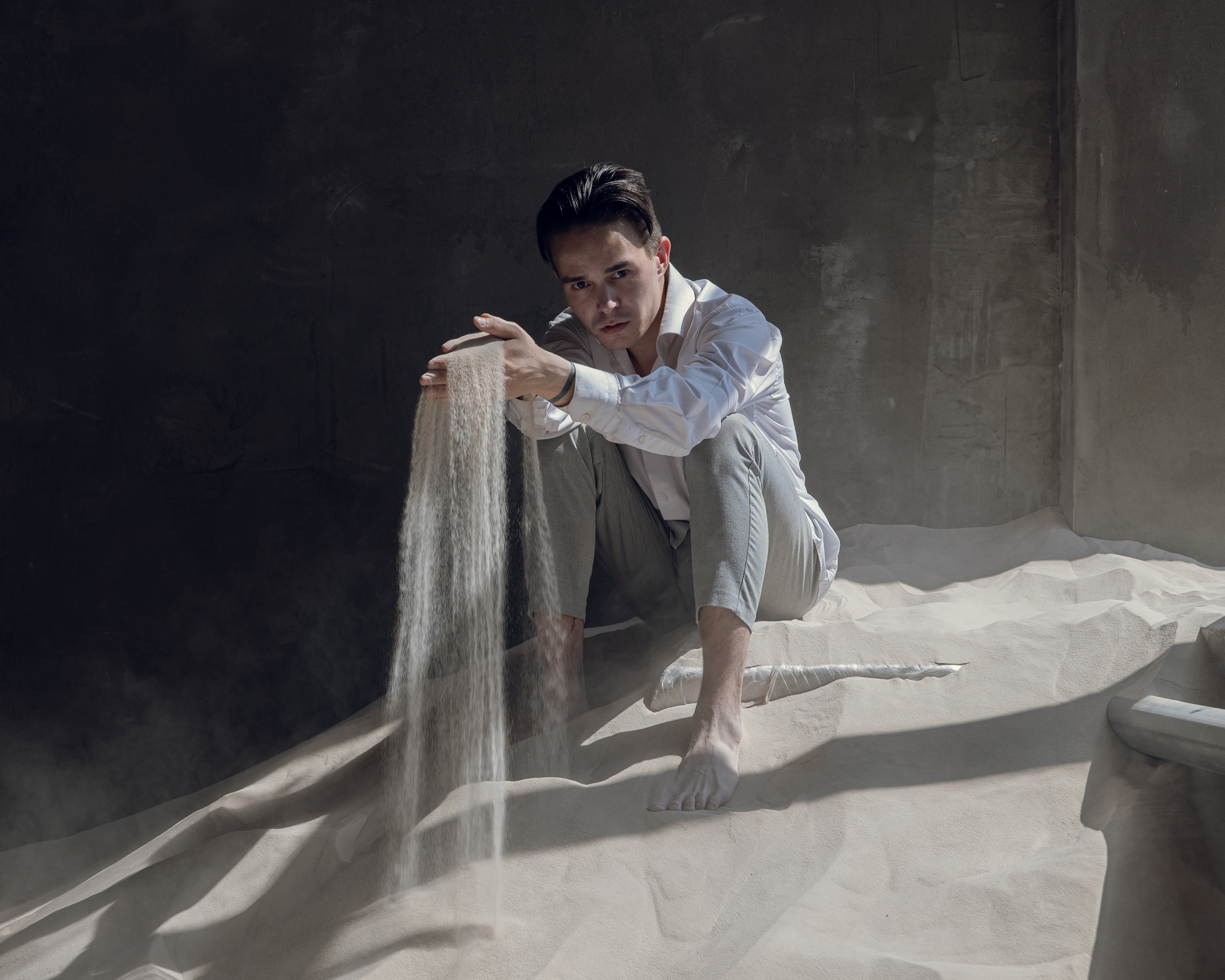 Егор. Фотостудия ЛОКАЦИЯ 223 — зал Песок. Фотосессия в Спб в студии, фотограф Панютина Марина