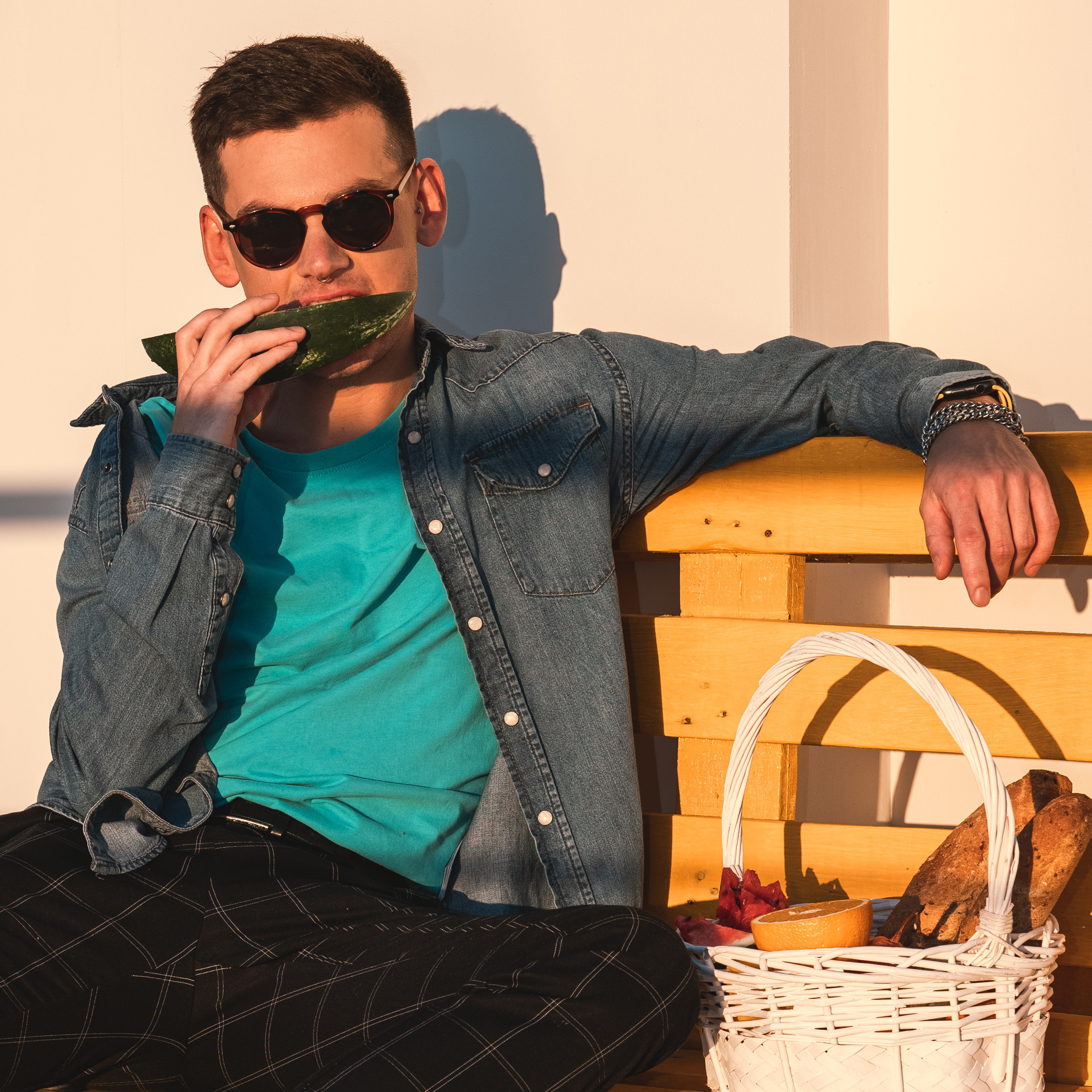 Вадим — крыши Спб на закате. Фотосессия в Спб в студии, фотограф Панютина Марина