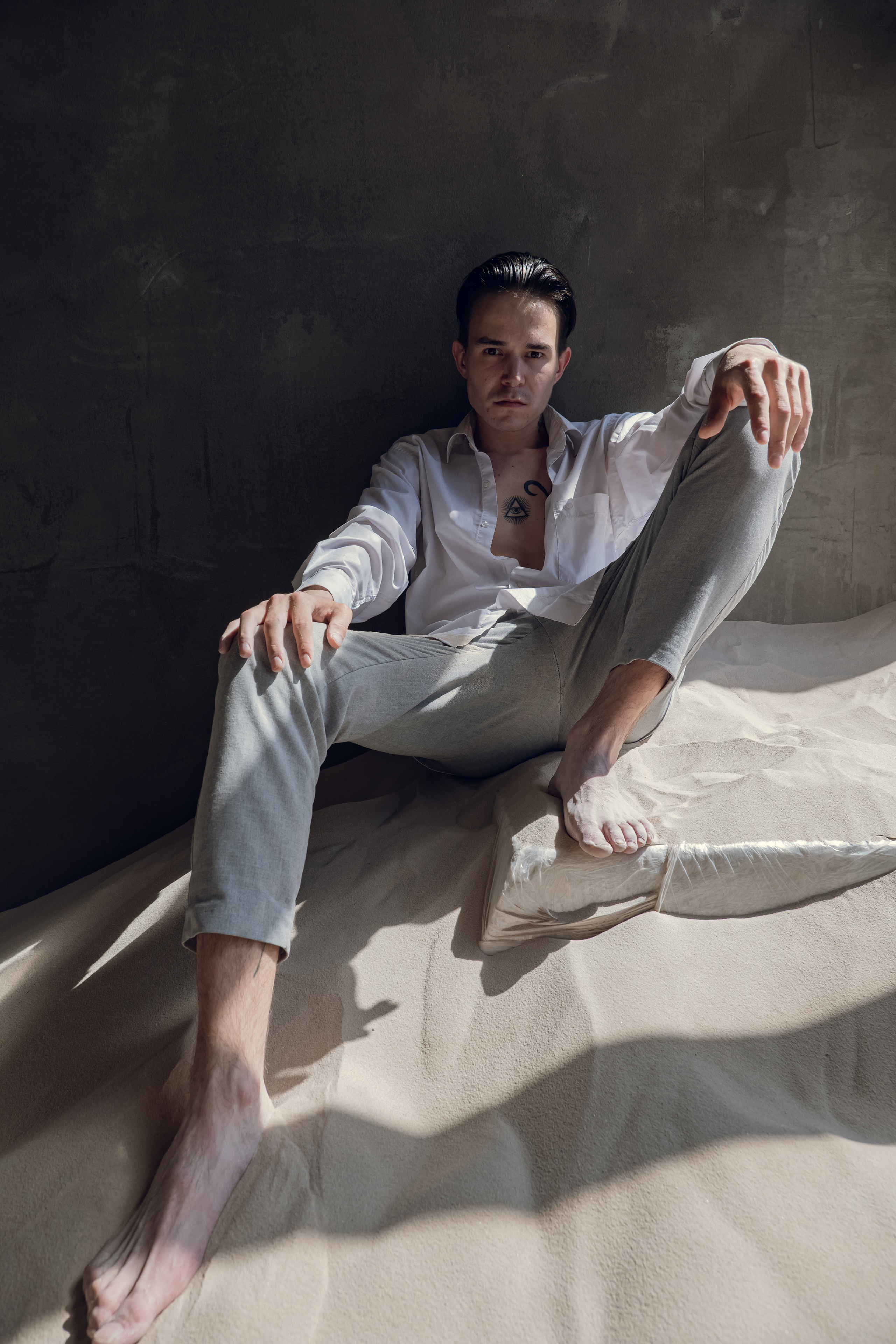 Егор. Фотостудия ЛОКАЦИЯ 223 — зал Песок. Фотосессия в Спб в студии, фотограф Панютина Марина