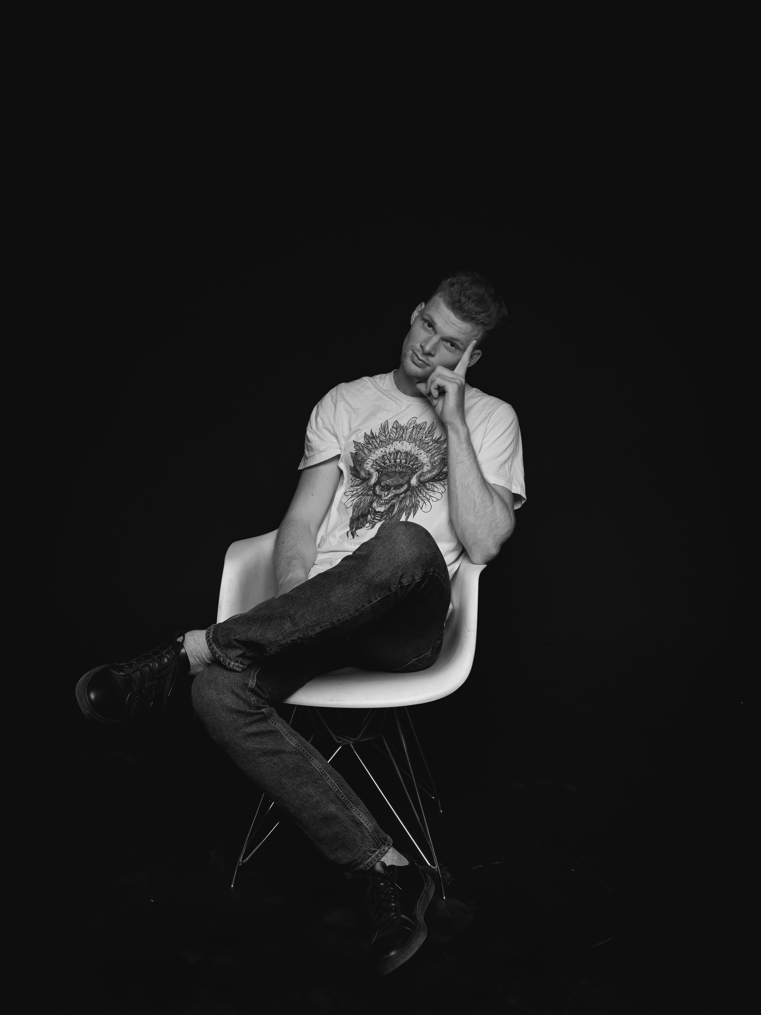 Никита. Мужская фотосессия на черном фоне. Фотосессия в Спб в студии, фотограф Панютина Марина