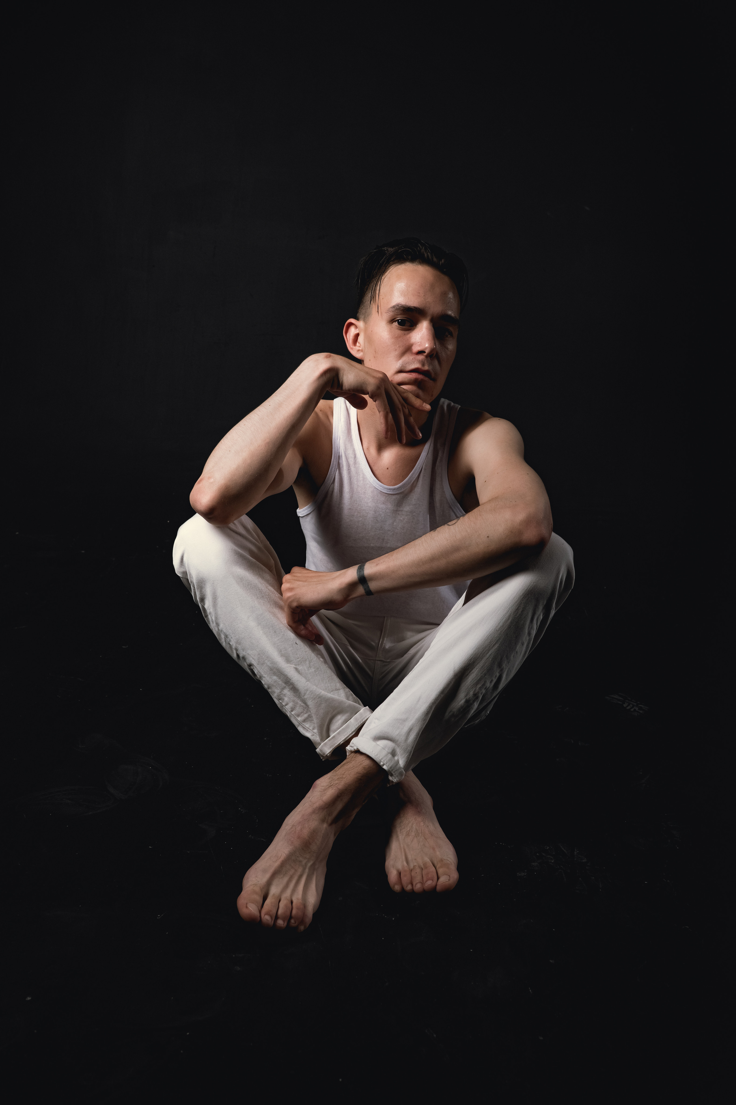 Егор. Контент съемка в черной циклораме. Фотосессия в Спб в студии, фотограф Панютина Марина