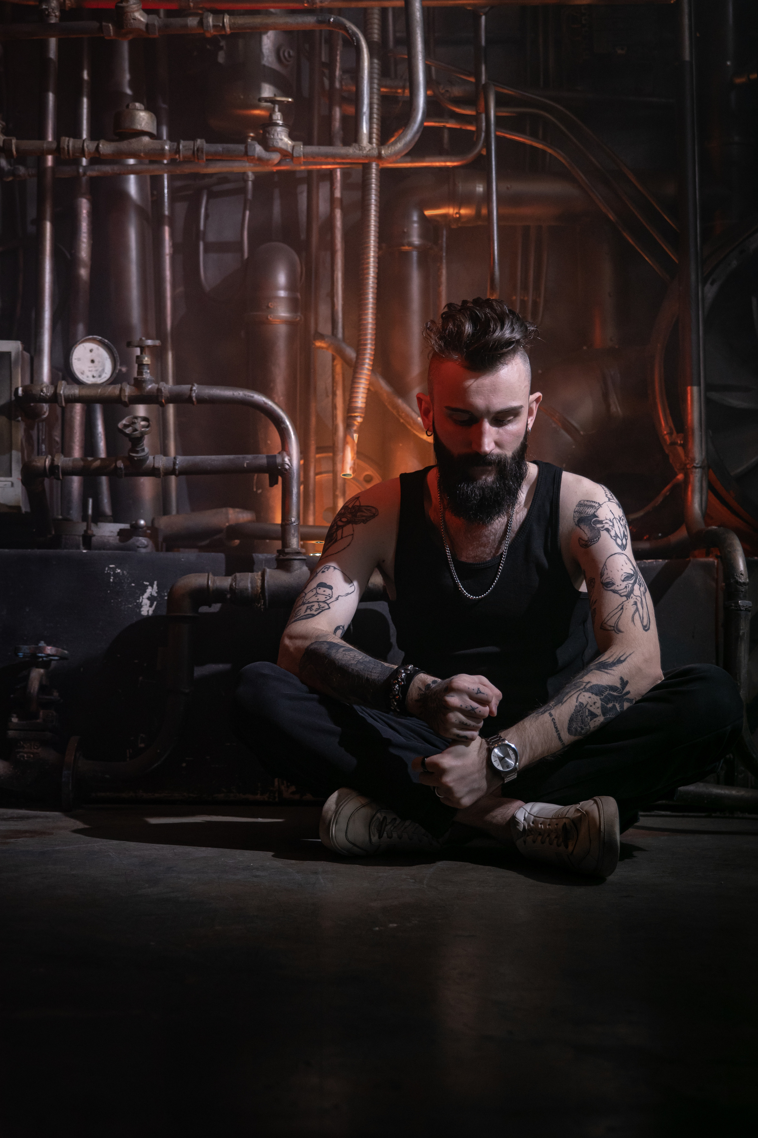 Кирилл. Мужской портрет в темном зале. Фотосессия в Спб в студии, фотограф Панютина Марина