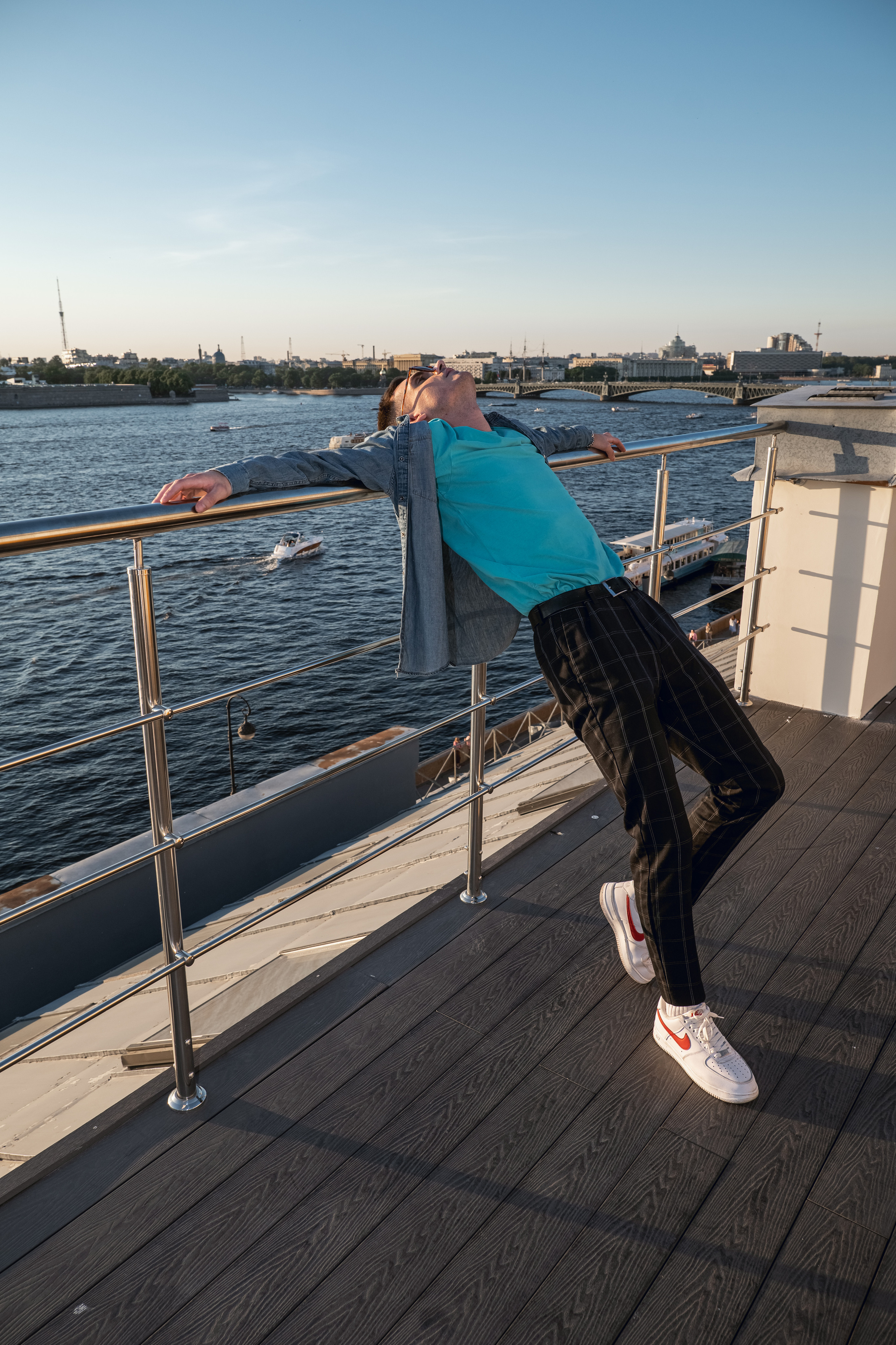 Вадим — крыши Спб на закате. Фотосессия в Спб в студии, фотограф Панютина Марина