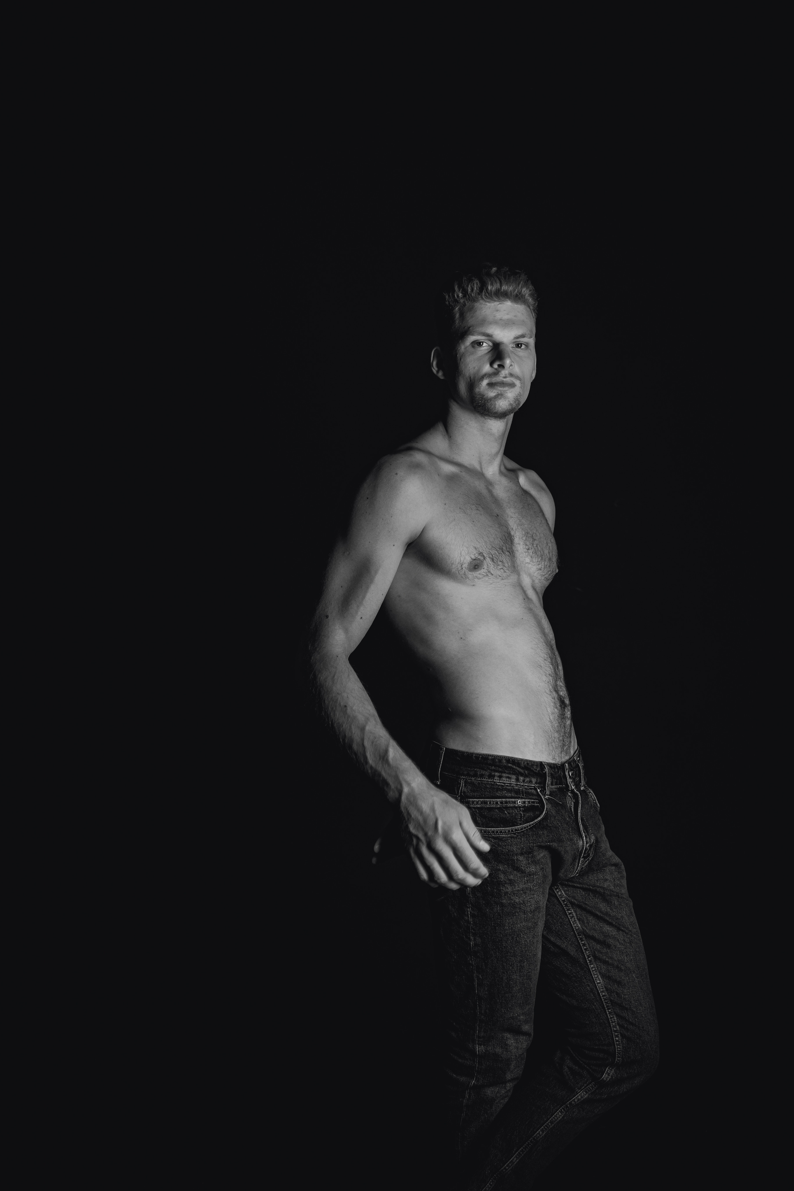 Никита. Мужская фотосессия на черном фоне. Фотосессия в Спб в студии, фотограф Панютина Марина