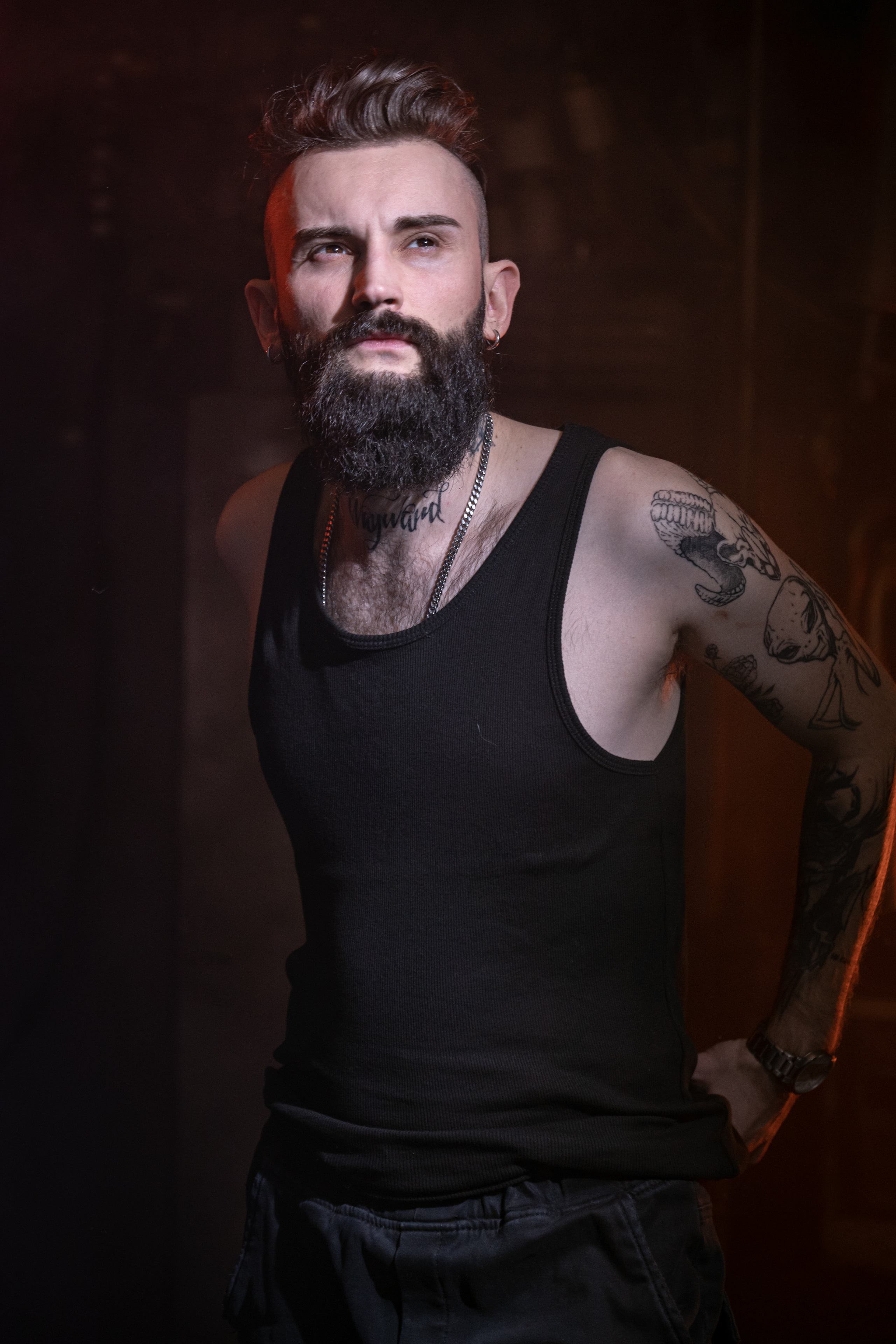 Кирилл. Мужской портрет в темном зале. Фотосессия в Спб в студии, фотограф Панютина Марина