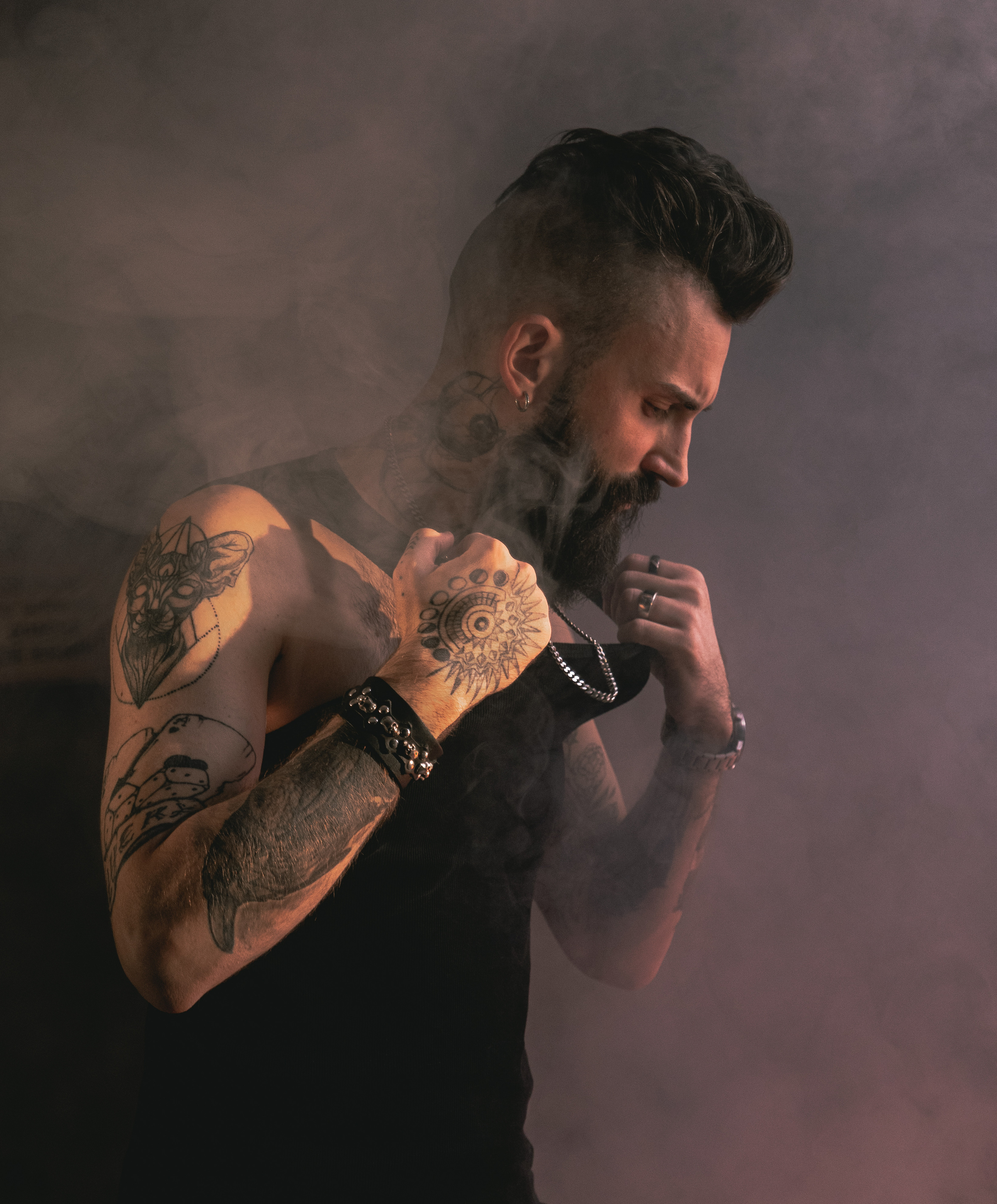 Кирилл. Мужской портрет в темном зале. Фотосессия в Спб в студии, фотограф Панютина Марина