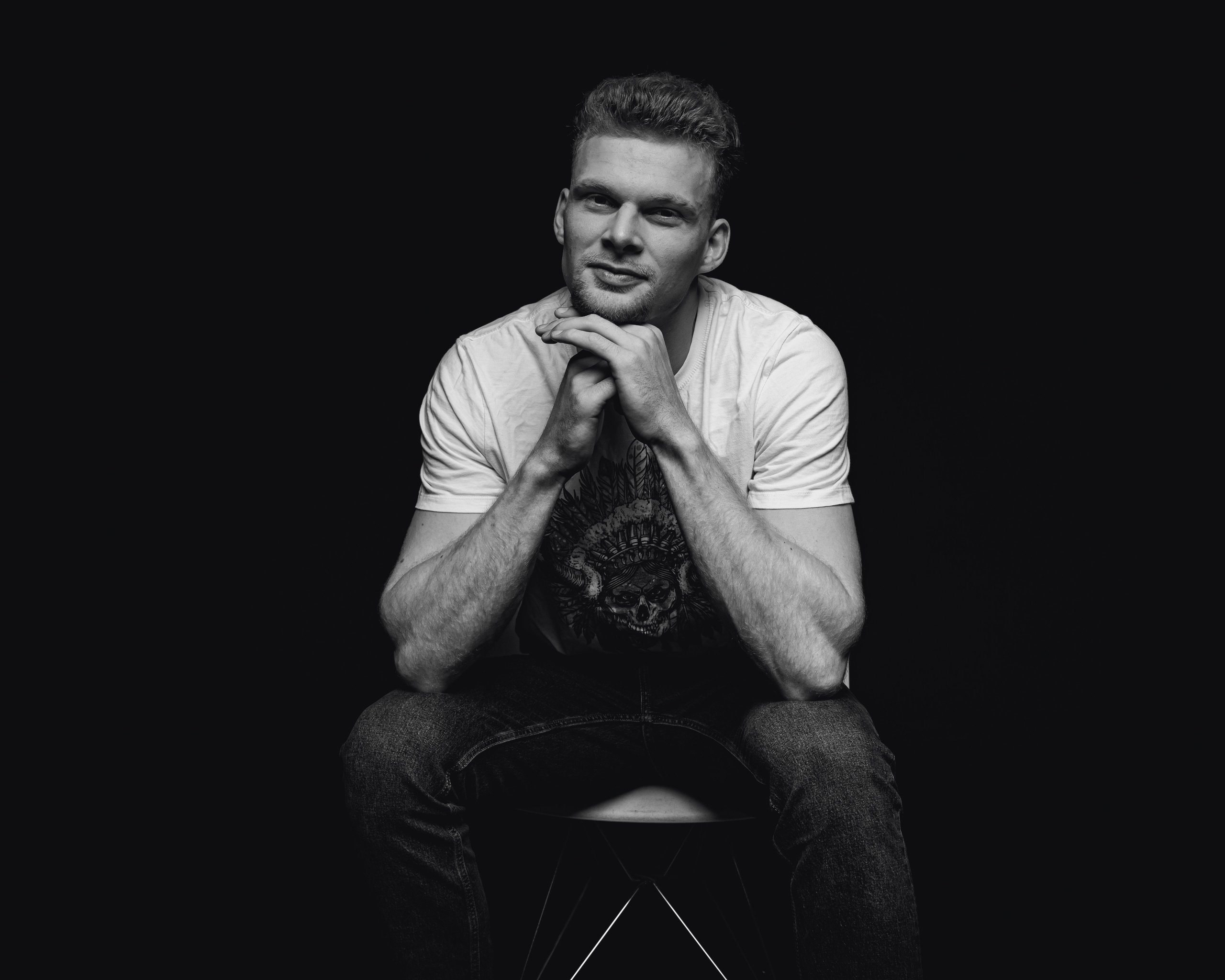 Никита. Мужская фотосессия на черном фоне. Фотосессия в Спб в студии, фотограф Панютина Марина