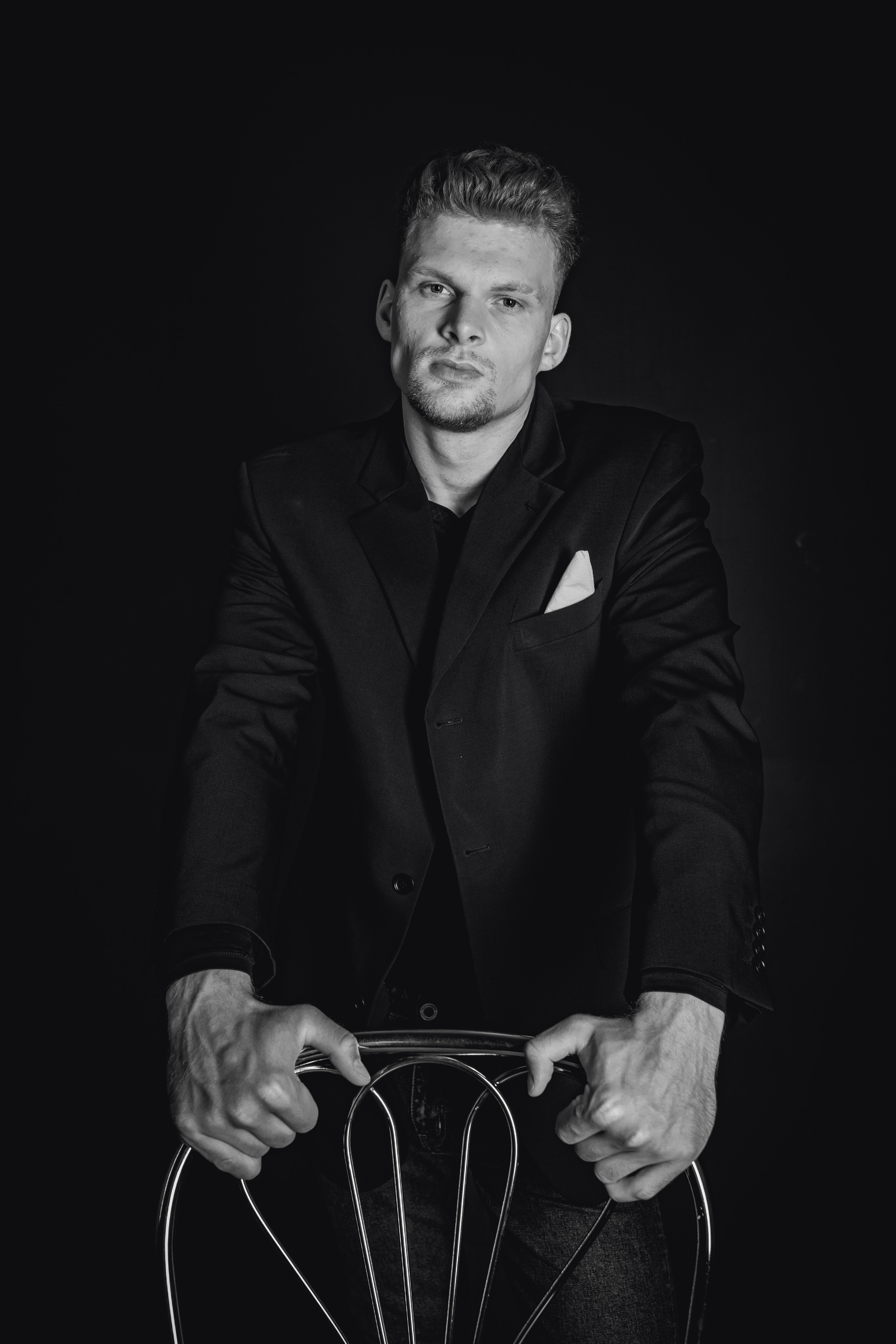 Никита. Мужская фотосессия на черном фоне. Фотосессия в Спб в студии, фотограф Панютина Марина