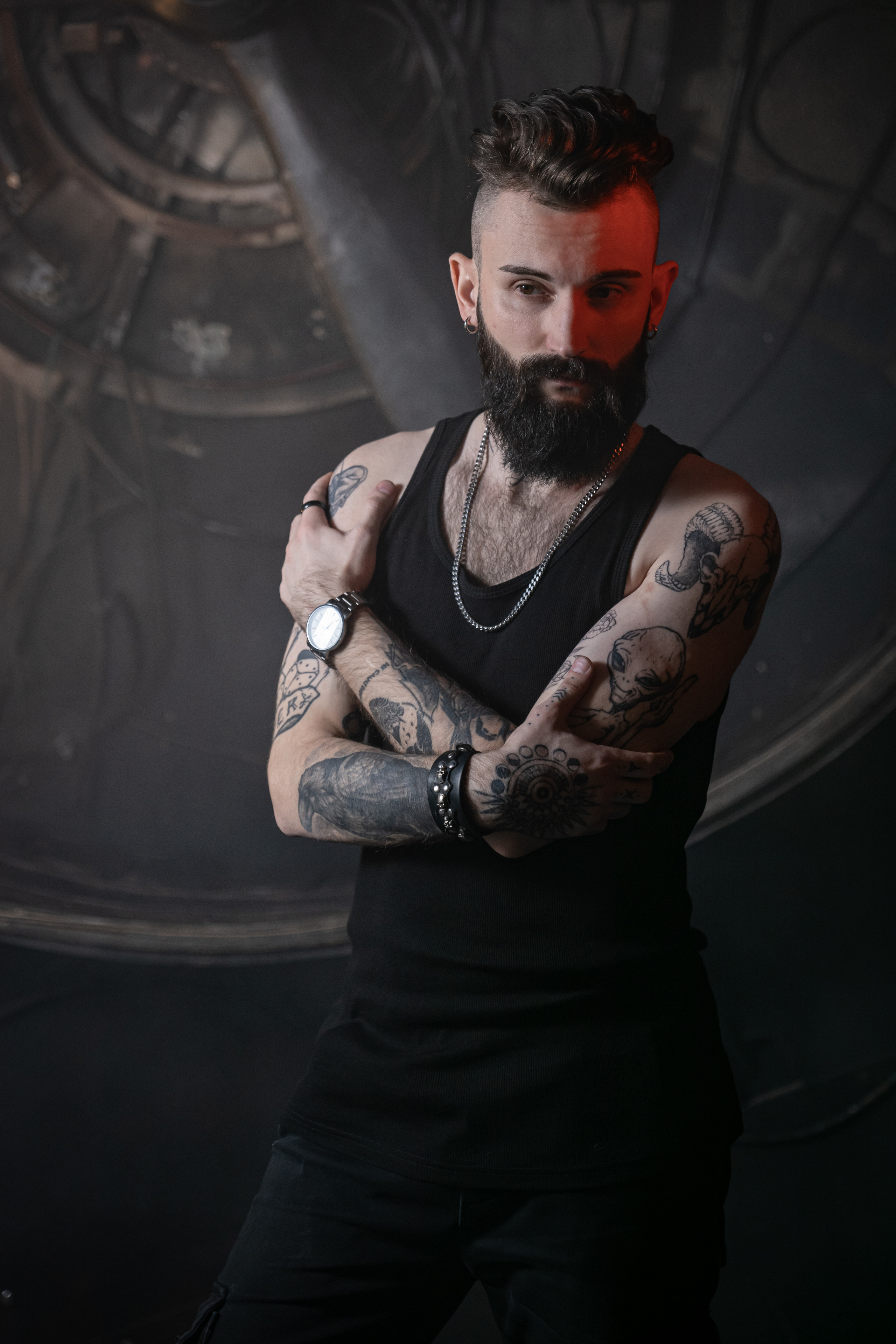 Кирилл. Мужской портрет в темном зале. Фотосессия в Спб в студии, фотограф Панютина Марина