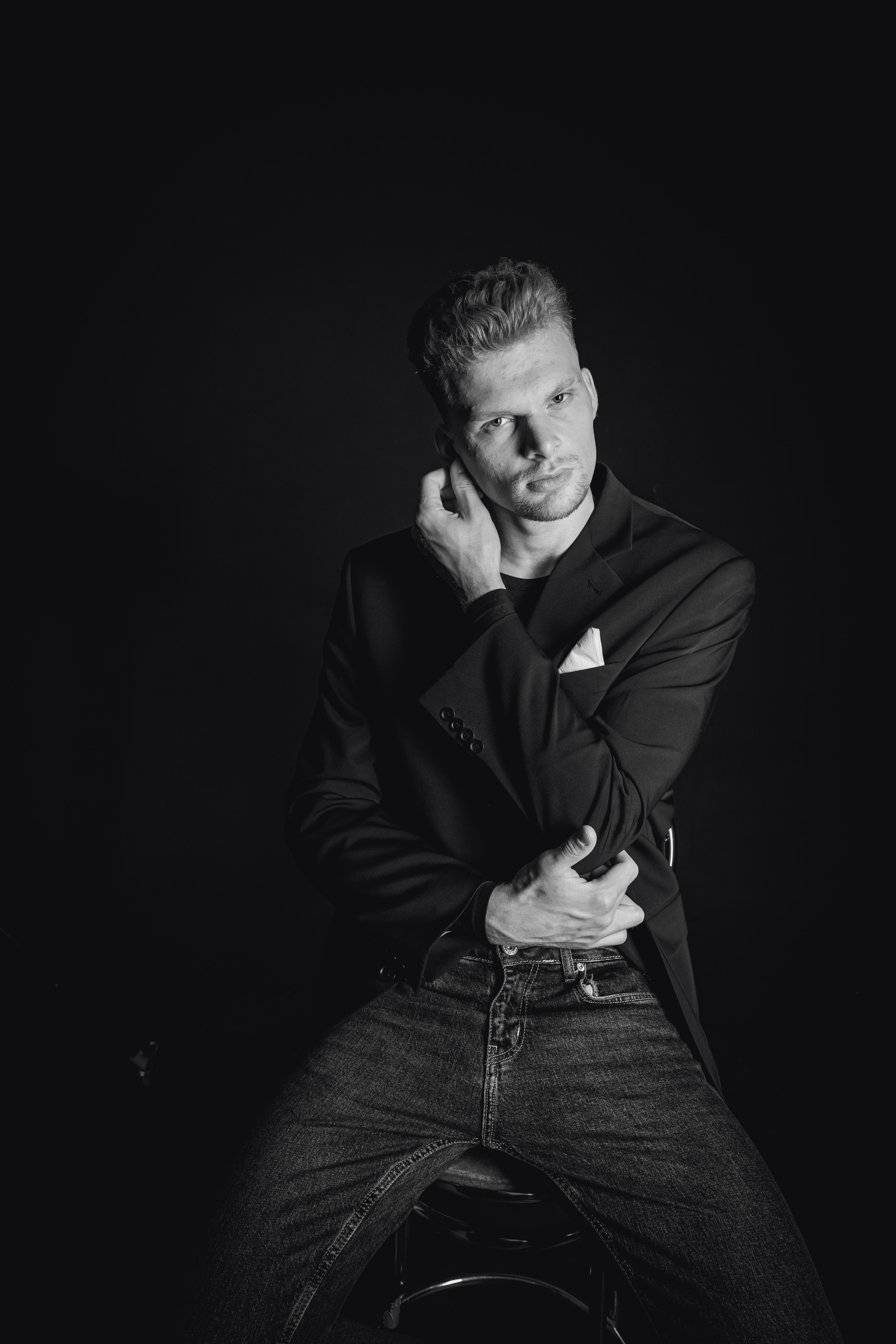 Никита. Мужская фотосессия на черном фоне. Фотосессия в Спб в студии, фотограф Панютина Марина