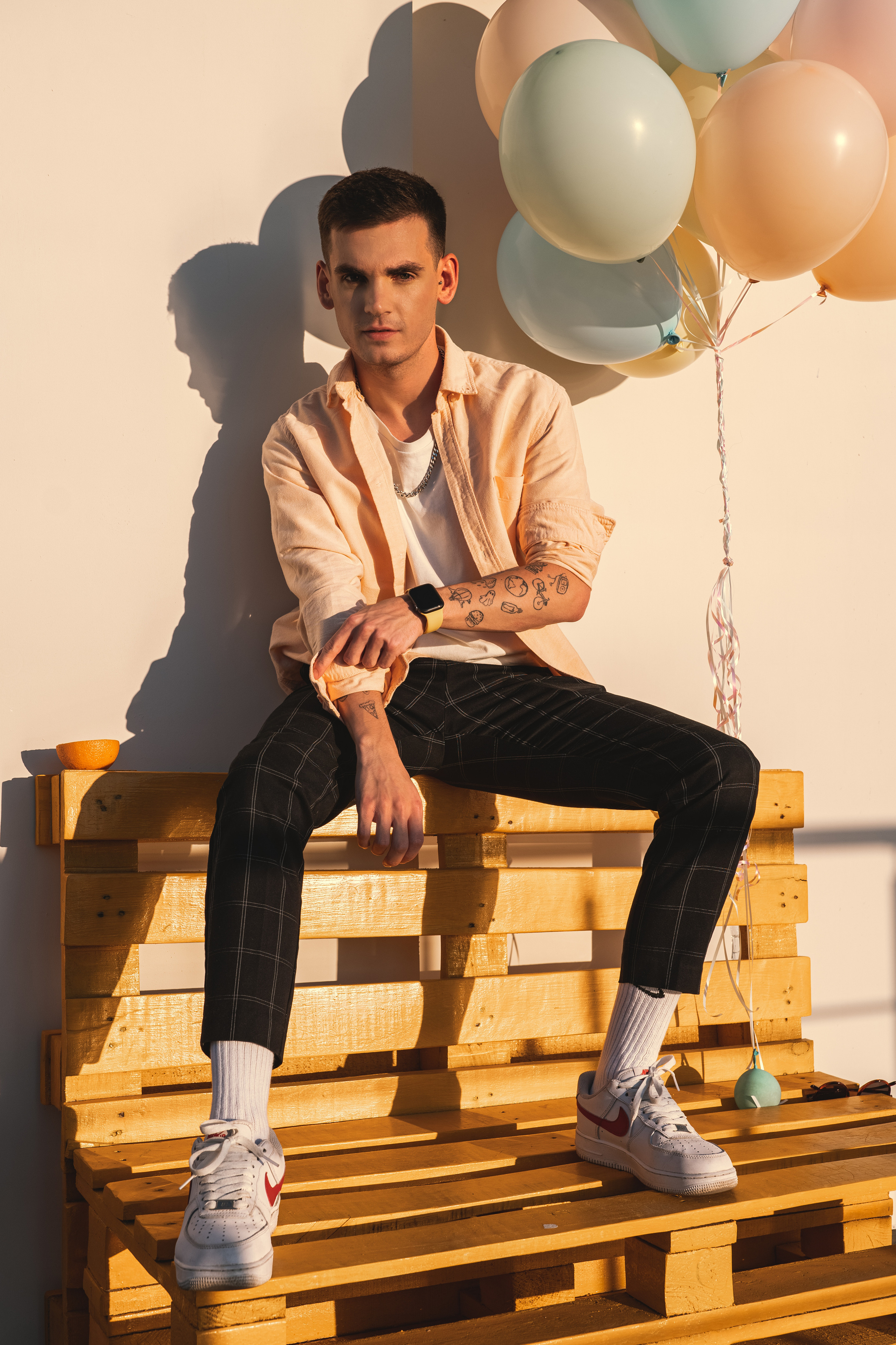 Вадим — крыши Спб на закате. Фотосессия в Спб в студии, фотограф Панютина Марина