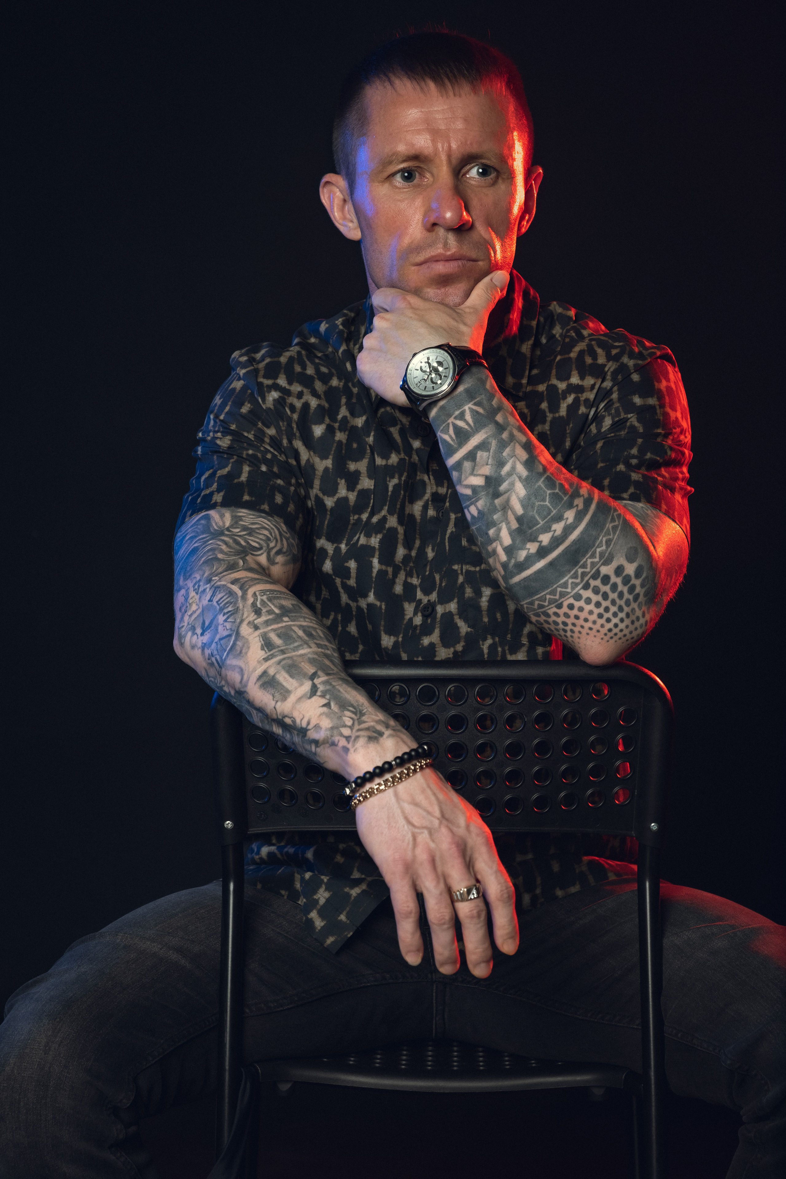 Сергей. Фотосессия в студии с неоновым светом. Фотосессия в Спб в студии, фотограф Панютина Марина