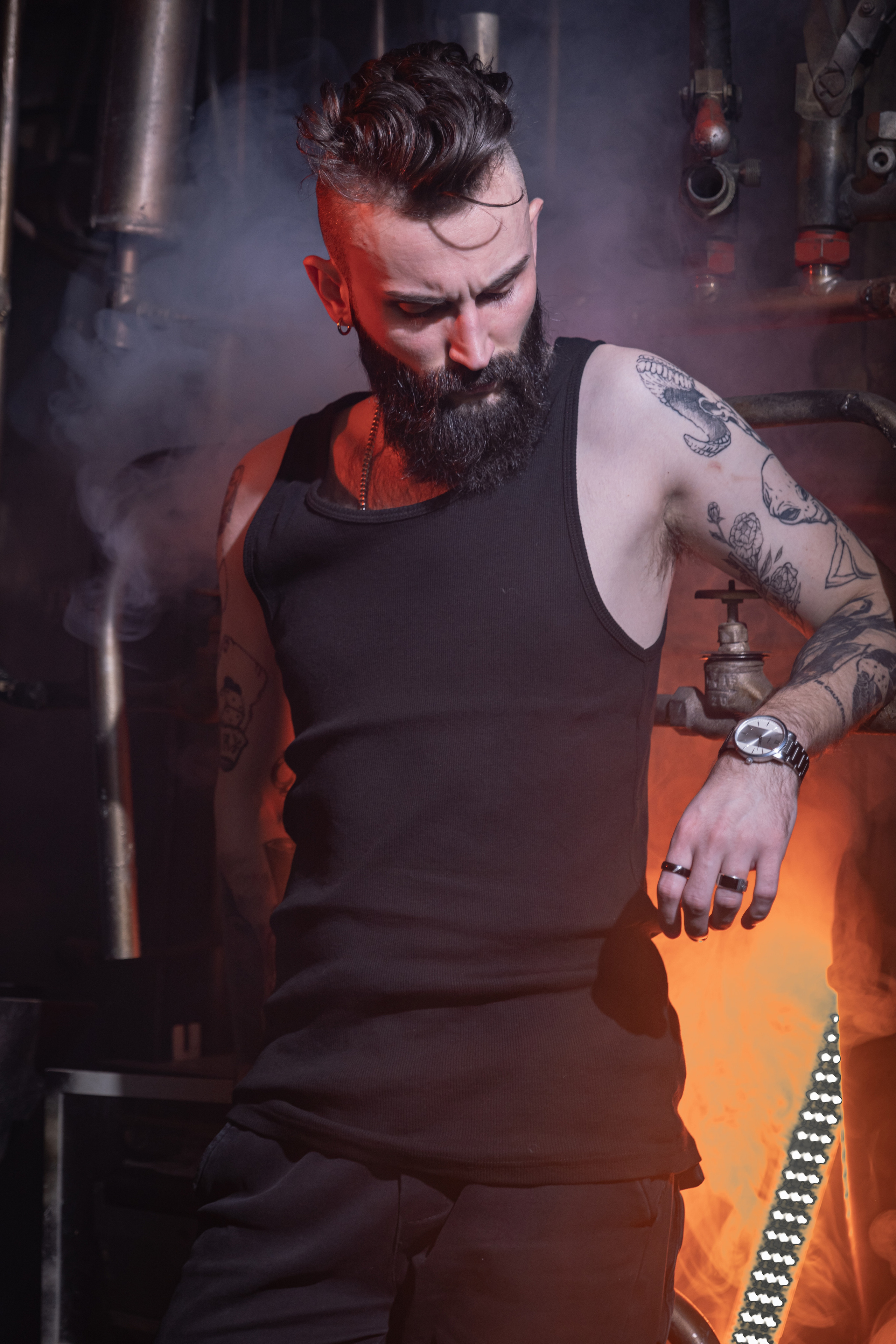 Кирилл. Мужской портрет в темном зале. Фотосессия в Спб в студии, фотограф Панютина Марина