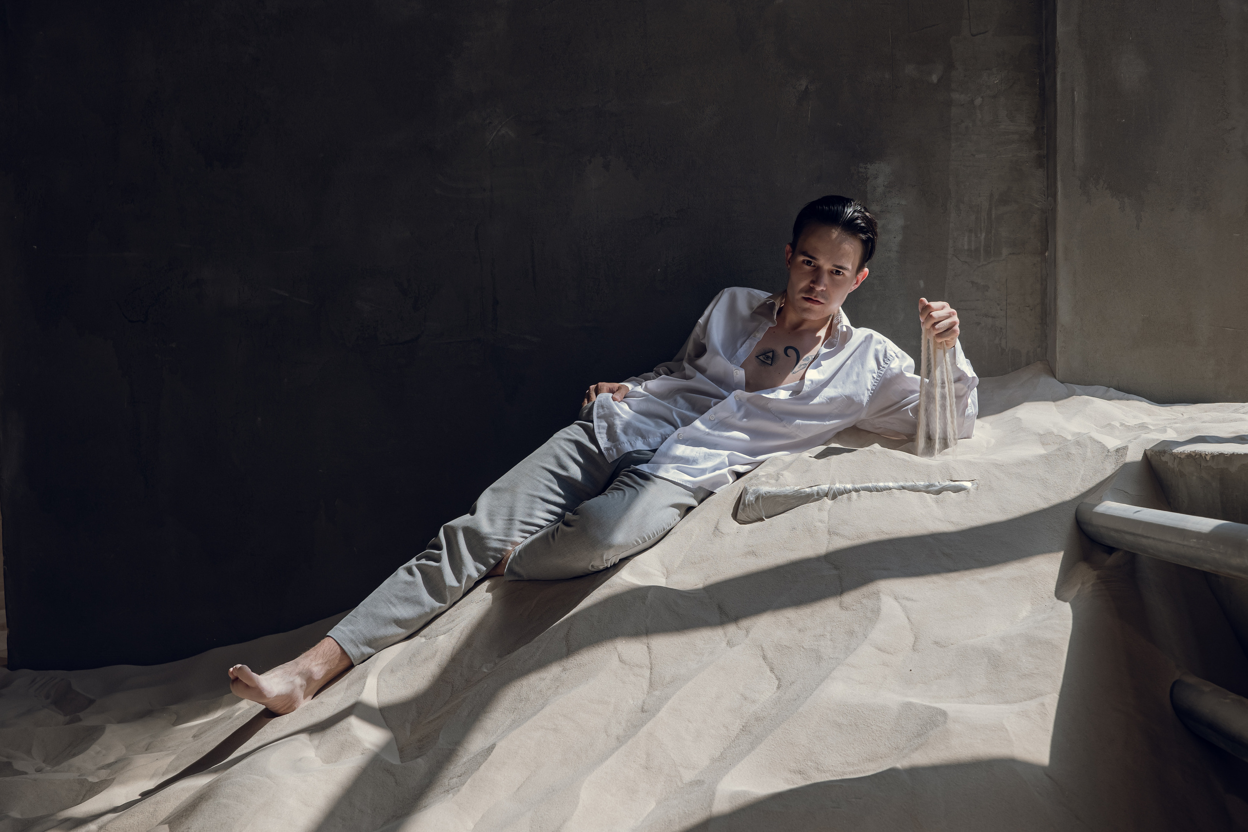 Егор. Фотостудия ЛОКАЦИЯ 223 — зал Песок. Фотосессия в Спб в студии, фотограф Панютина Марина