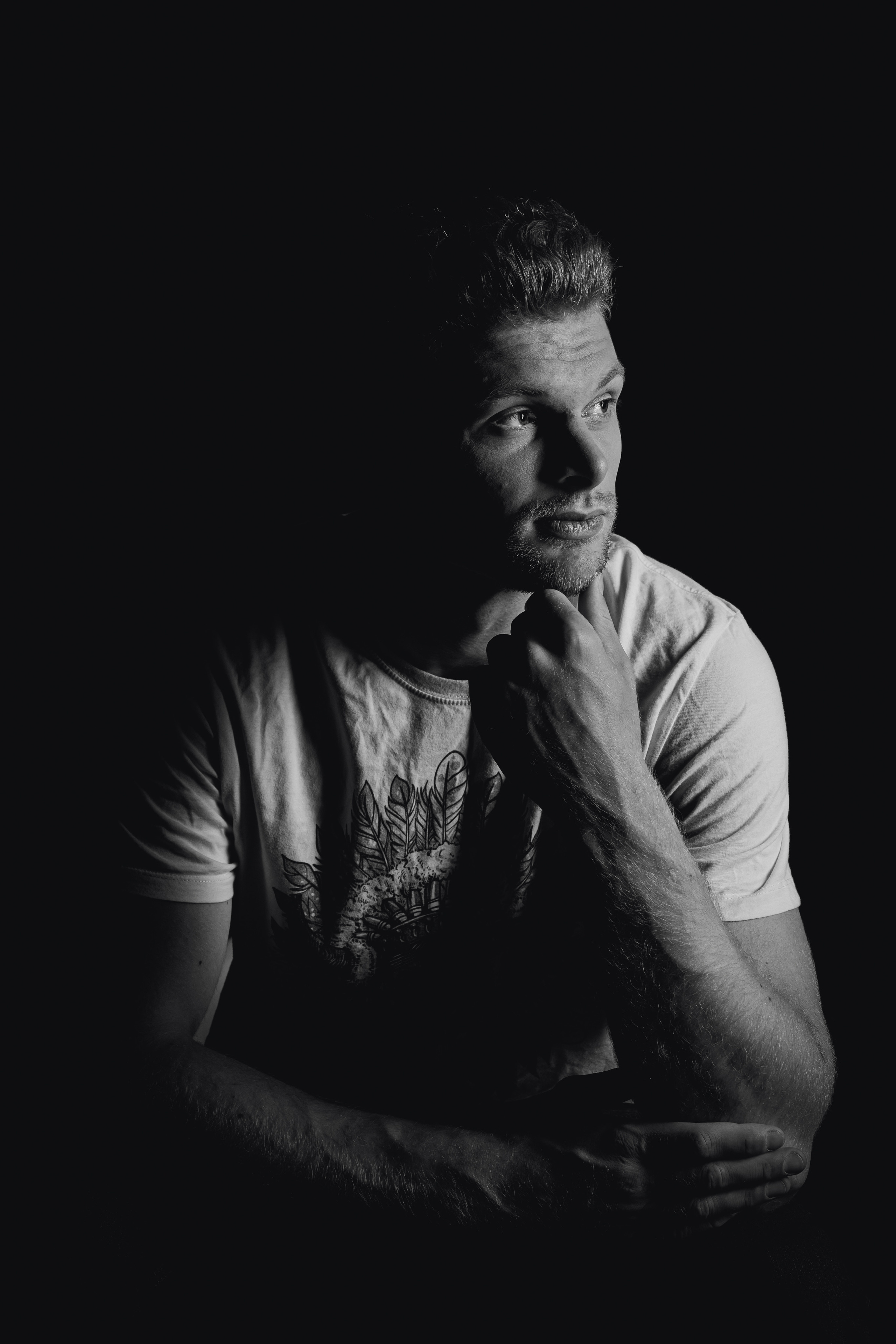 Никита. Мужская фотосессия на черном фоне. Фотосессия в Спб в студии, фотограф Панютина Марина